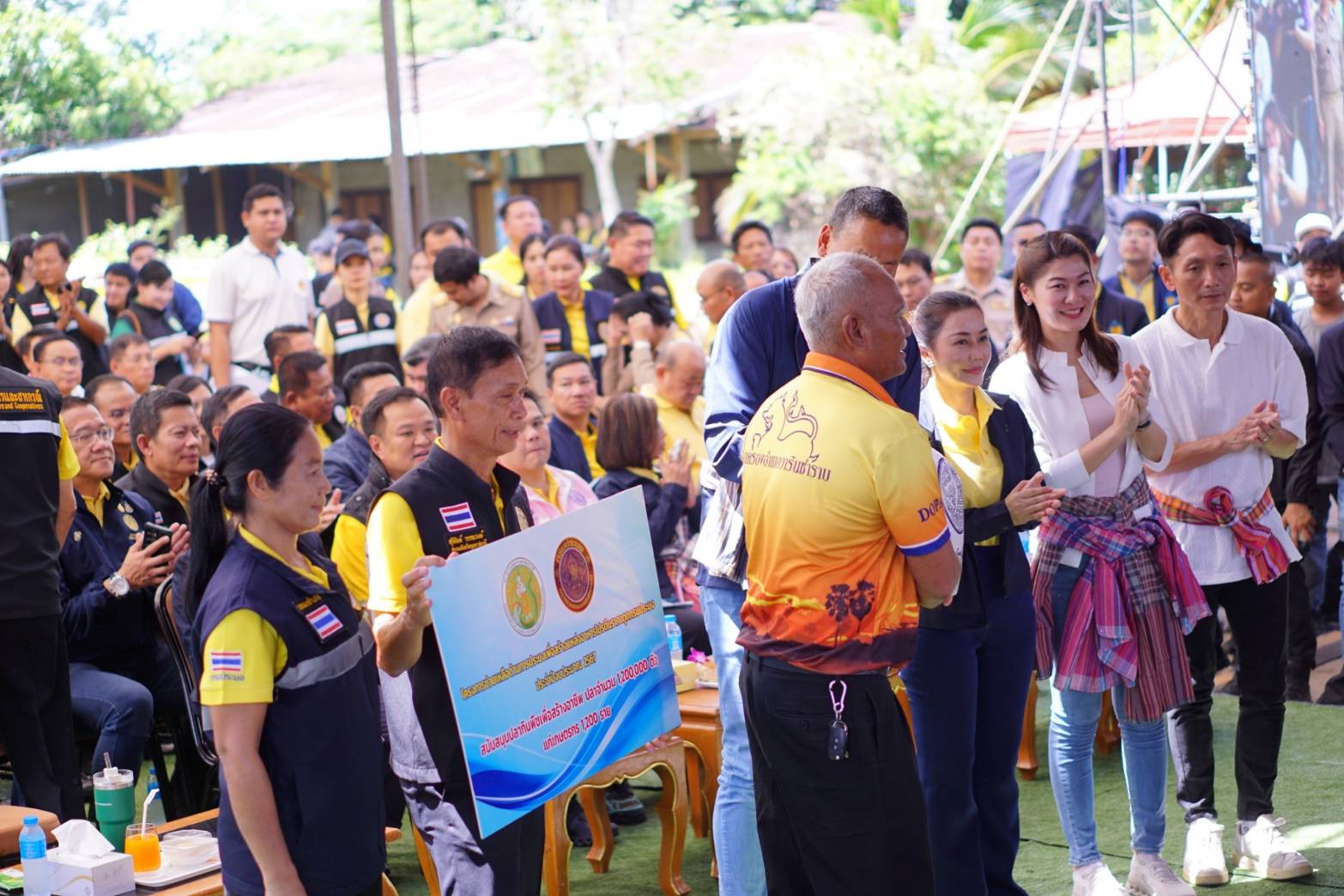 รองอธิบดีกรมประมง พร้อมคณะเจ้าหน้าที่ ร่วมให้การต้อนรับคณะรัฐมนตรีและคณะลงพื้นที่จังหวัดอุบลราชธานี..คลิก