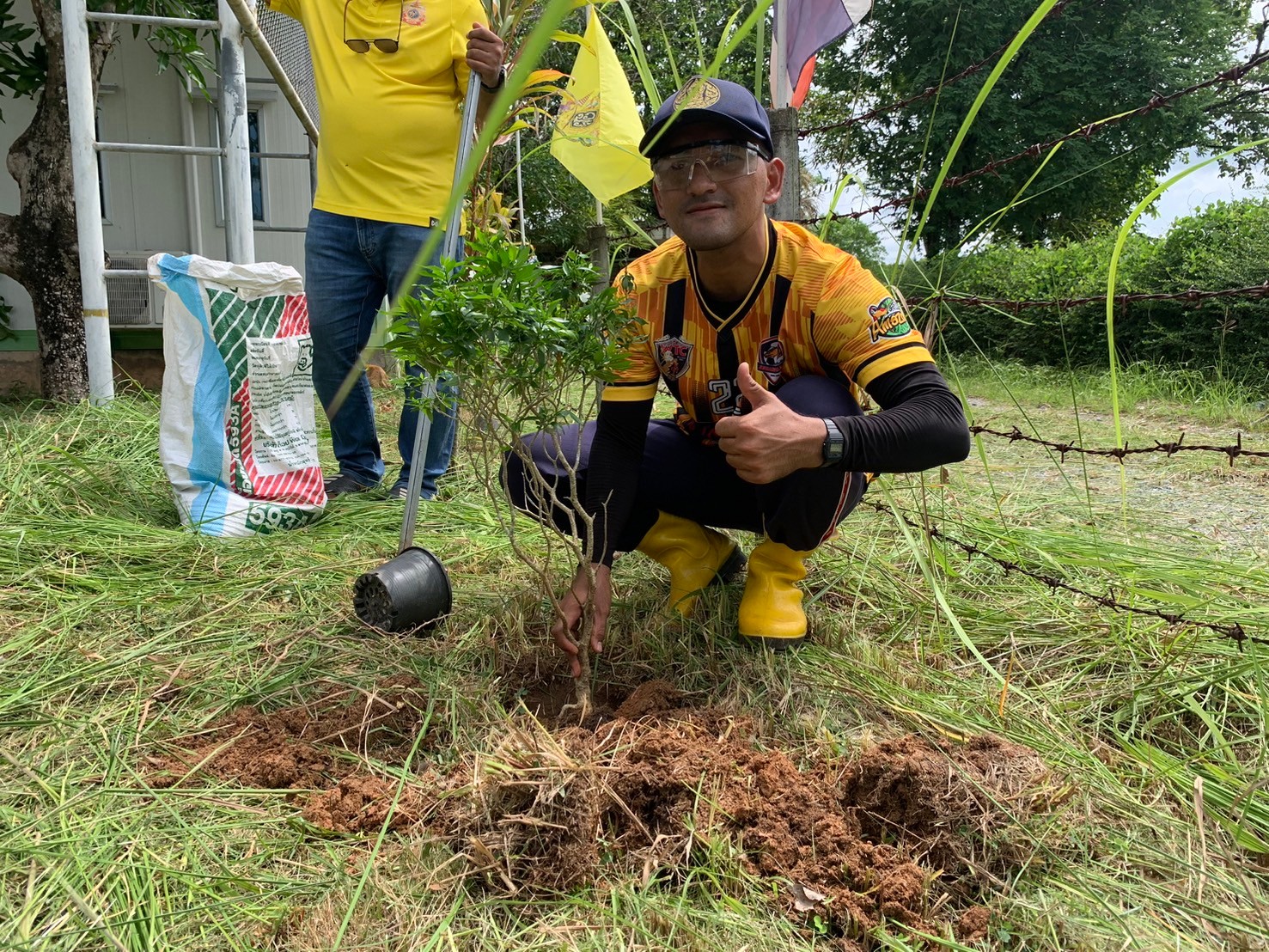วันอังคาร ที่ 2 กรกฎาคม พ.ศ.2567 : ศูนย์ควบคุมการแจ้งเรือเข้าออกสตูล ร่วมกับสำนักงานตรวจประมงสตูล จัดกิจกรรมปลูกต้นไม้และกิจกรรมจิตอาสา Big Cleaning Day เพื่อเฉลิมพระเกียรติพระบาทสมเด็จพระเจ้าอยู่หัว เนื่องในโอกาสพระราชพิธีมหามงคลเฉลิมพระชนมพรรษา ๖ รอบ ๒๘ กรกฎาคม ๒๕๖๗  โดยร่วมกันปลูกต้นไม้และดูแลรักษาความสะอาดบริเวณพื้นที่อาคารสำนักงาน..คลิก