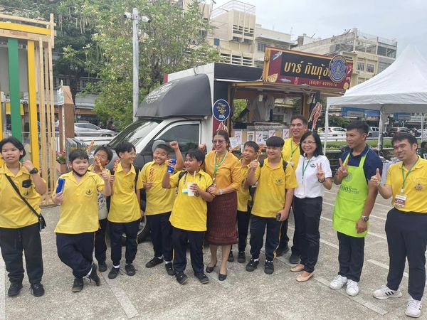 สำนักงานประมงพื้นที่กรุงเทพมหานคร ร่วมทีมติดตามและประเมินผล (Chief of  The Day) การจัดงานมหกรรมสินค้าเกษตร “เกษตรพากิน พาเทียว @ ลานคนเมือง”