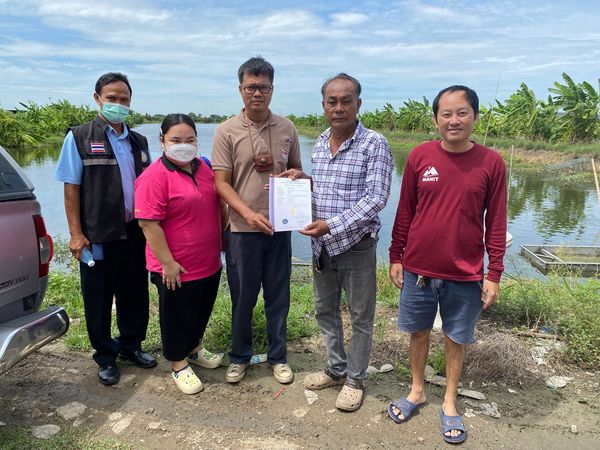 สำนักงานประมงพื้นที่กรุงเทพมหานคร ลงพื้นที่ให้บริการแก่เกษตรกร และส่งมอบใบรับรองมาตรฐาน มกษ. 7436-2563