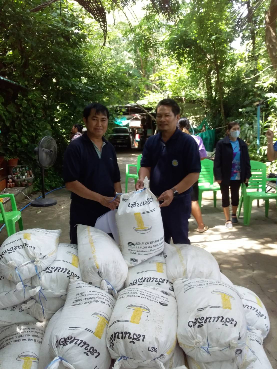 มอบปัจจัยการผลิต  โครงการระบบส่งเสริมเกษตรแบบแปลงใหญ่ (สัตว์น้ำจืด) ประจำปีงบประมาณ 2567  ณ กลุ่มแปลงใหญ่ปลานิลสีแดง ตำบลจอมทอง อำเภอเมือง จังหวัดพิษณุโลก..คลิก