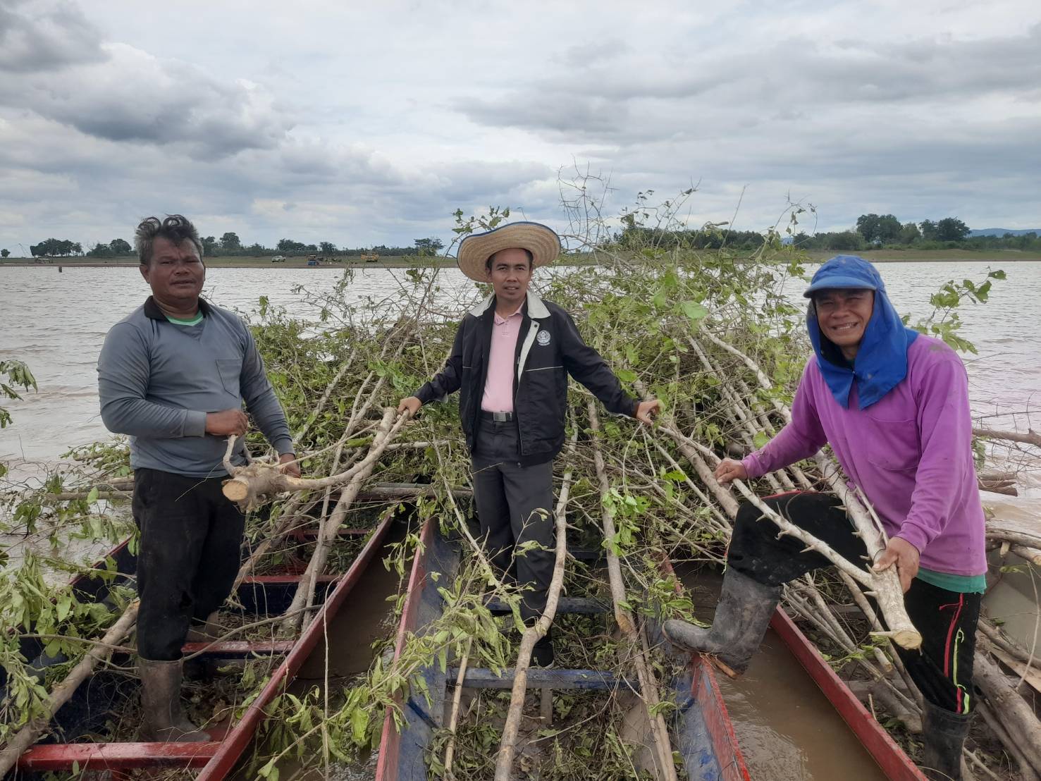 ประมงอำเภอโนนสังร่วมกับ การไฟฟ้าฝ่ายผลิตฯและองค์กรชุมชนประมงท้องถิ่นโนนสว่างทำกิจกรรมเสริมกร่ำแหล่งเพื่อเป็นที่อยู่อาศัยสัตว์น้ำและประชาสัมพันธุ์ห้ามจับสัตว์น้ำในฤดูน้ำแดง ประจำปี 2567..คลิก