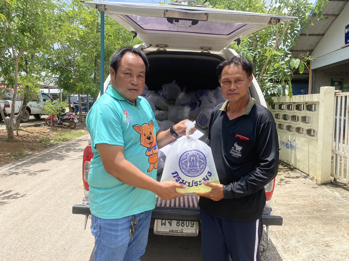 ประมงอำเภอนากลาง ร่วมมอบปัจจัยการผลิต (พันธุ์ปลาตะเพียน) โครงการระบบส่งเสริมเกษตรแบบแปลงใหญ่..คลิก