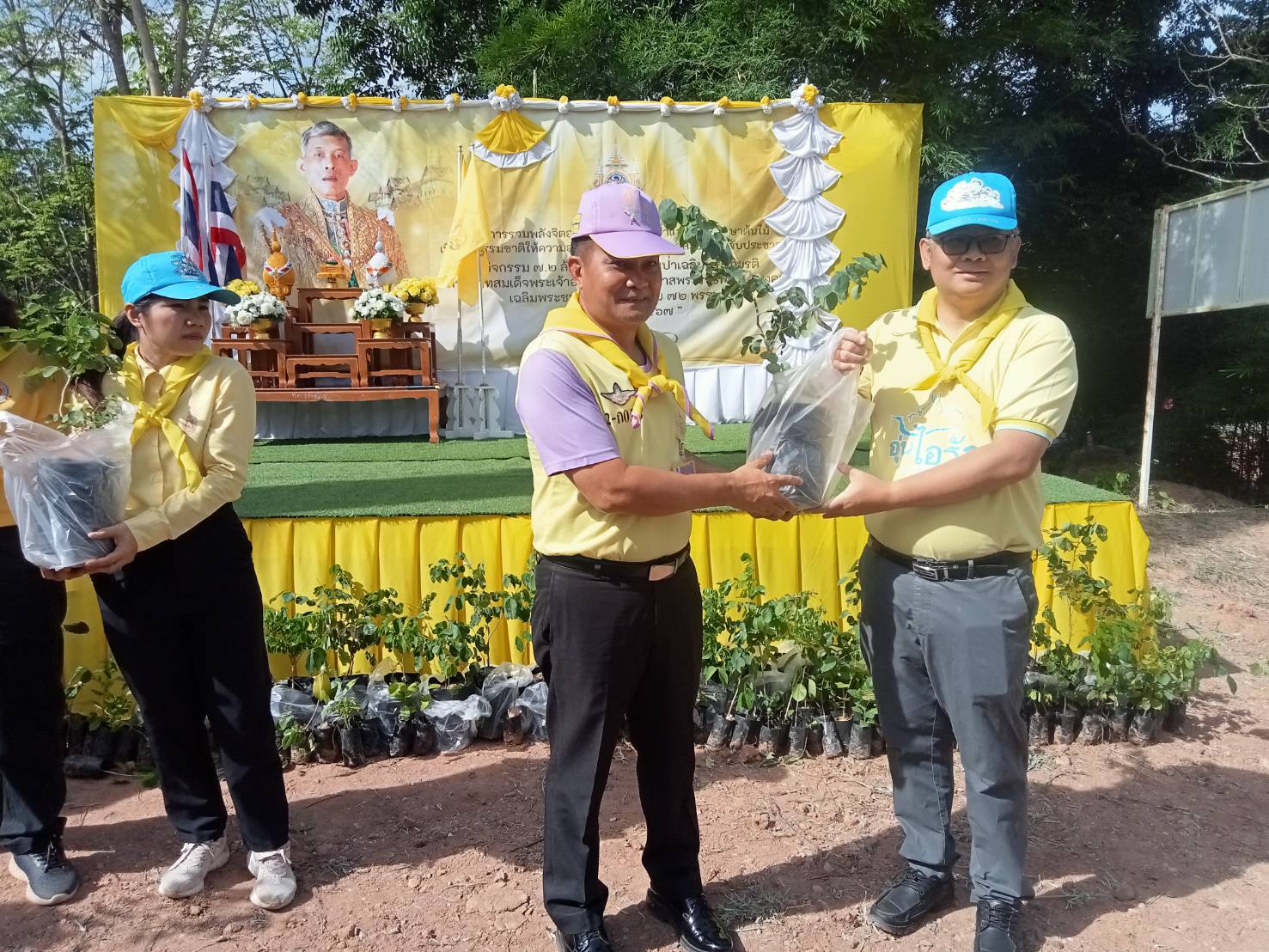 ประมงอำเภอนากลาง ร่วมโครงการรวมพลังจิตอาสา ร่วมพลังปลูกป่าและบำรุงรักษาต้นไม้ เพื่อคืนธรรมชาติให้ความอุดมสมบูรณ์ คืนอากาศสะอาดให้กับประชาชน กิจกรรม 7.2 ล้านต้น พลิกฟื้นป่าเฉลิมพระเกียรติฯ..คลิก