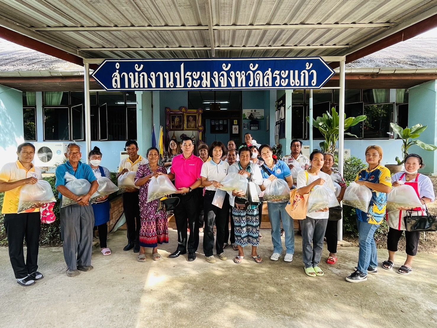 มอบปัจจัยการผลิต โครงการศูนย์เรียนรู้การเพิ่มประสิทธิภาพการผลิตสินค้าเกษตร ประจำปี 2567 กิจกรรมถ่ายทอดเทคโนโลยีด้านการประมง..คลิก