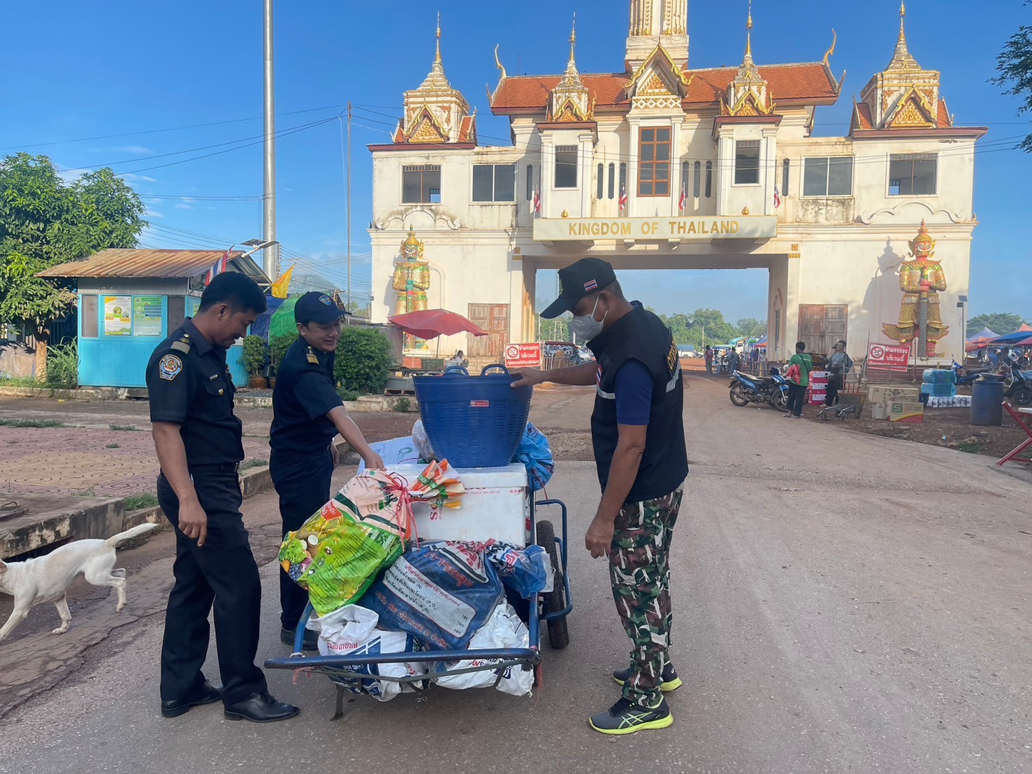 ตรวจสินค้าประมงที่นำเข้า ส่งออก ทางจุดผ่านแดนถาวรบ้านเขาดิน