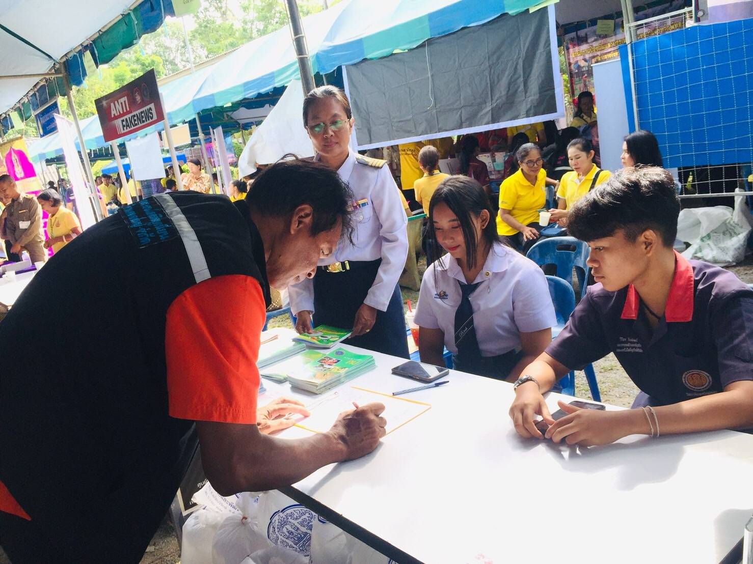 หัวหน้ากลุ่มบริหารจัดการด้านการประมง พร้อมด้วย เจ้าพนักงานประมงปฎิบัติงาน กลุ่มบริหารจัดการด้านการประมง รับผิดชอบอำเภอป่าพะยอม  เข้าร่วมโครงการหน่วยบำบัดทุกข์ บำรุงสุข สร้างรอยยิ้มให้ประชาชน  ประจำปีงบประมาณ พ.ศ.2567 โรงเรียนบ้านถ้ำลา หมู่ที่ 9 ตำบลลานข่อย  อำเภอป่าพะยอม จังหวัดพัทลุง..คลิก