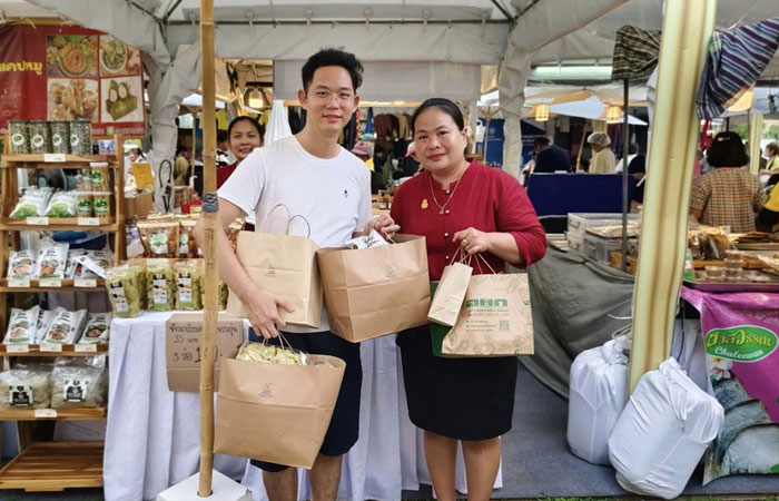 ศูนย์ศึกษาการพัฒนาอ่าวคุ้งกระเบนฯ ออกร้านค้าจำหน่ายสินค้าประมง และสาหร่ายทะเล ณ ท้องสนามหลวง กรุงเทพมหานคร..คลิก