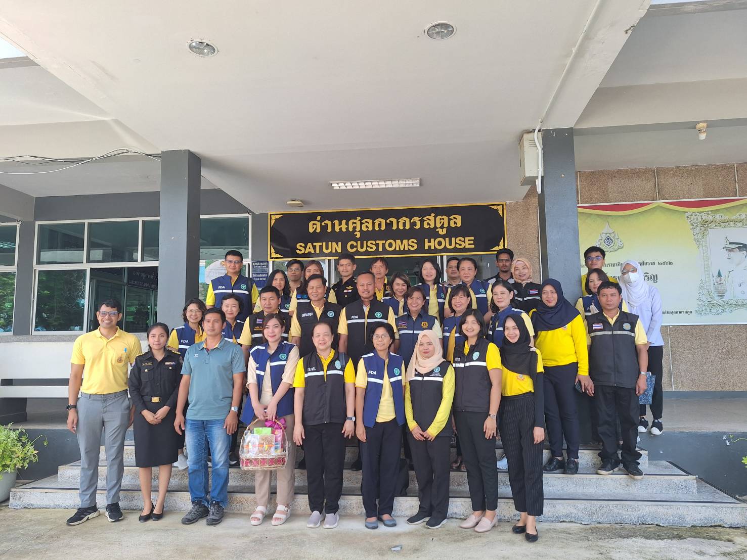 วันที่ 15 กรกฎาคม 2567 : เจ้าหน้าที่ศูนย์บริหารจัดการด่านตรวจประมงเขต 9 (สตูล) ได้เข้าร่วมการประชุมหารือแนวทางการดำเนินงานด่านอาหารและยาร่วมกับภาคีเครือข่าย ของสำนักงานคณะกรรมการอาหารและยา เพื่อบูรณาการการทำงานให้การเฝ้าระวังการนำเข้าผลิตภัณฑ์สุขภาพมีประสิทธิภาพเป็นไปในทิศทางเดียวกัน และเป็นการคุ้มครองความปลอดภัยแก่ผู้บริโภคและอำนวยความสะดวกให้แก่ผู้นำเข้า ณ ด่านศุลกากรสตูล ต.ตำมะลัง อ.เมือง จ.สตูล