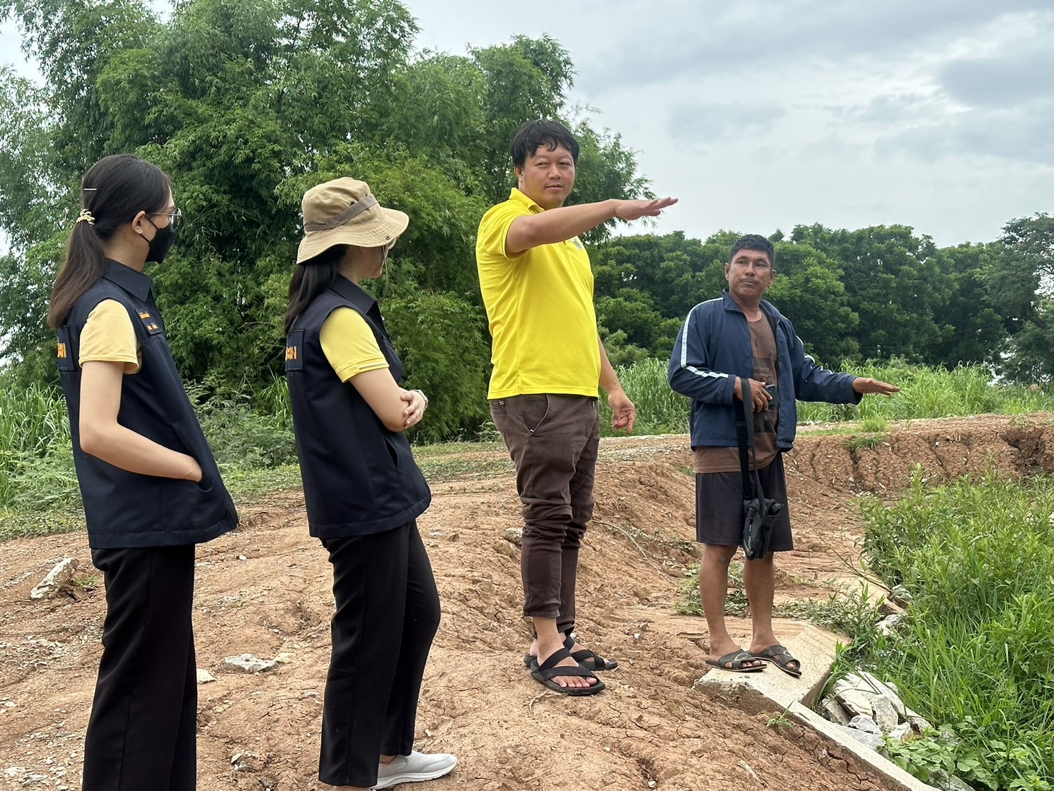 รับฟังปัญหาที่เกิดจากการดำเนินโครงการระบบระบายน้ำคลองเกล็ด  หมู่ 7 ตำบลเกรียงไกร อำเภอเมืองนครสวรรค์ จังหวัดนครสวรรค์..คลิก
