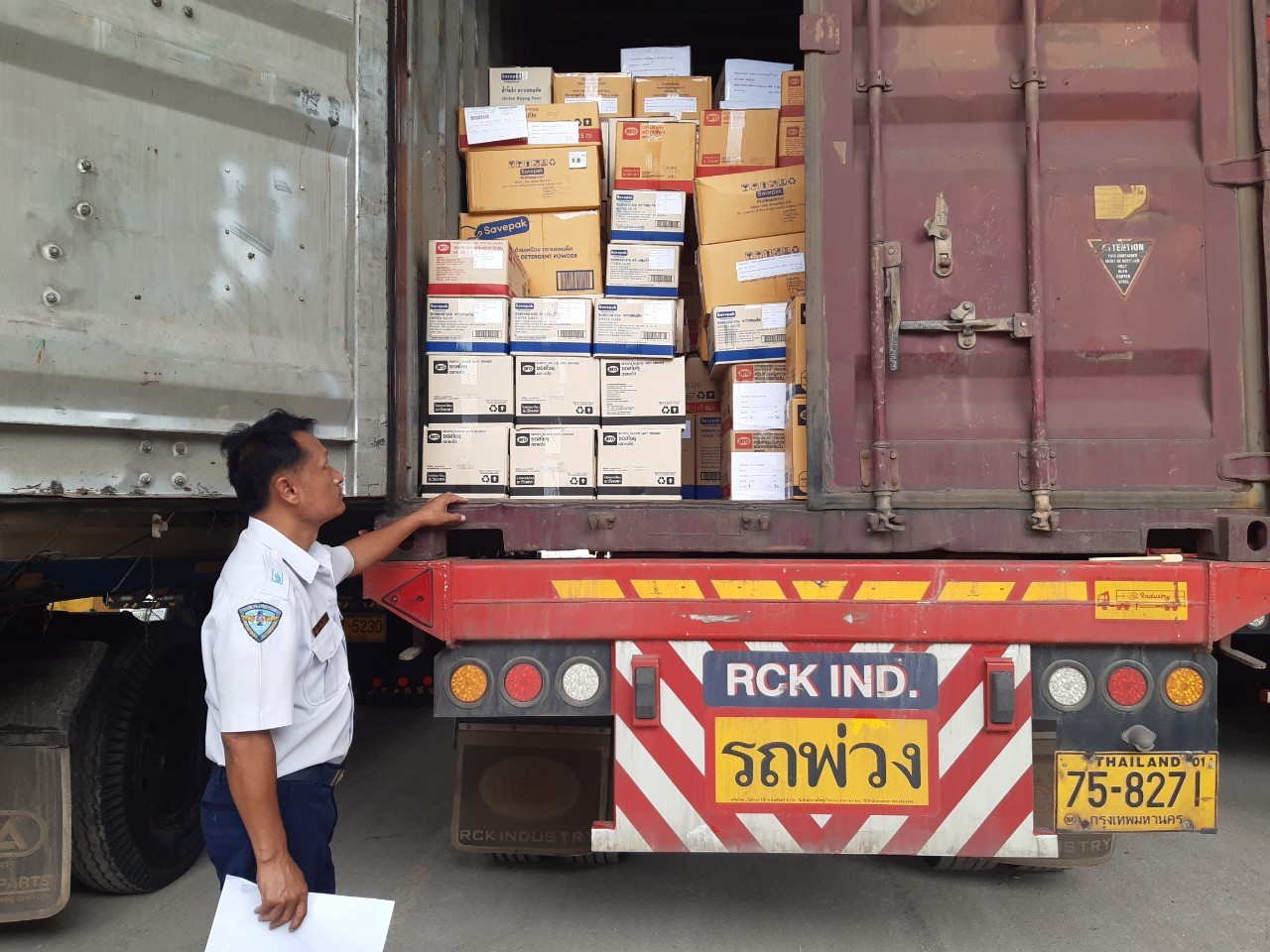 ตรวจสินค้าประมงที่นำเข้า ส่งออก ทางจุดผ่านแดนถาวรบ้านคลองลึก