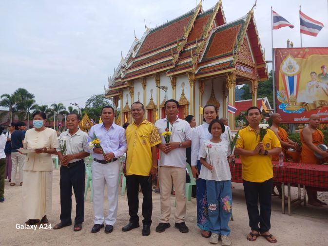 พิธีตักบาตรดอกไม้และพิธีแห่ผ้าขึ้นห่มมณฑปที่ประดิษฐานรอยพระพุทธบาท
