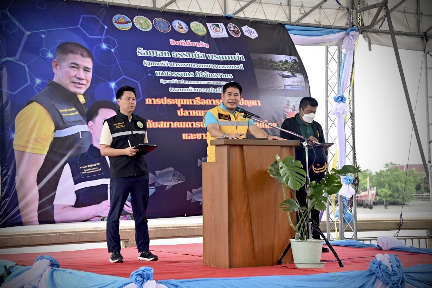 รัฐมนตรีว่าการกระทรวงเกษตรและสหกรณ์ พร้อมคณะ ลงพื้นที่ติดตามการแก้ไขปัญหาการแพร่ระบาดของปลาหมอคางดำจังหวัดสมุทรสาคร..คลิก