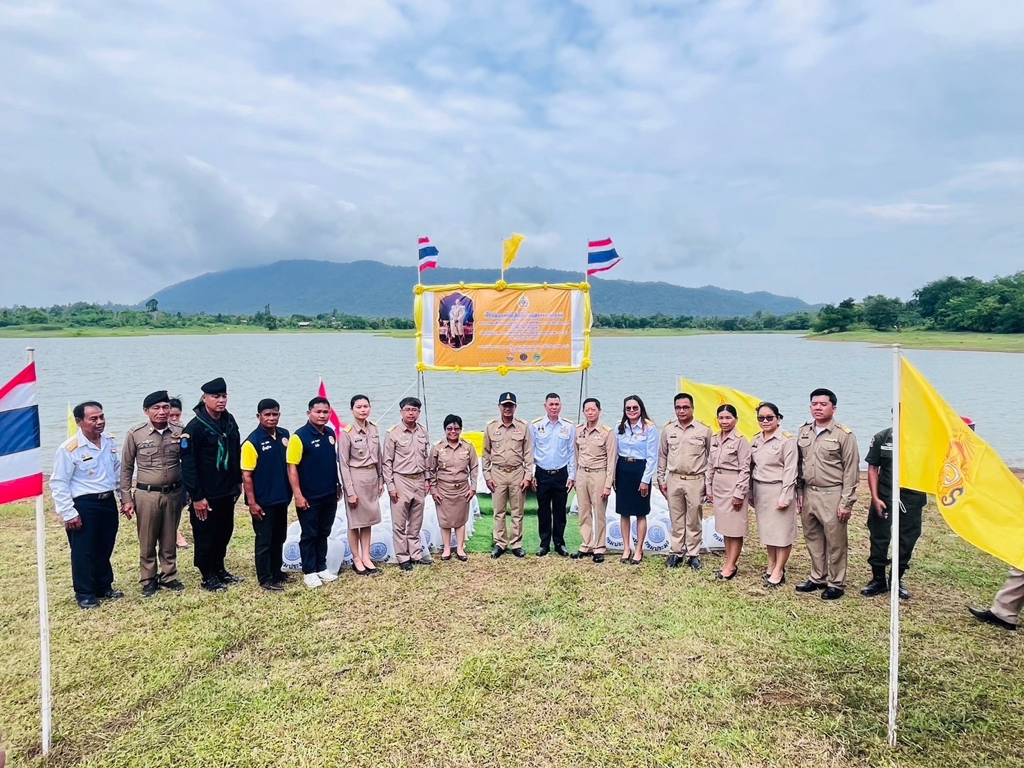 พิธีปล่อยพันธุ์สัตว์น้ำเฉลิมพระเกียรติ..คลิก