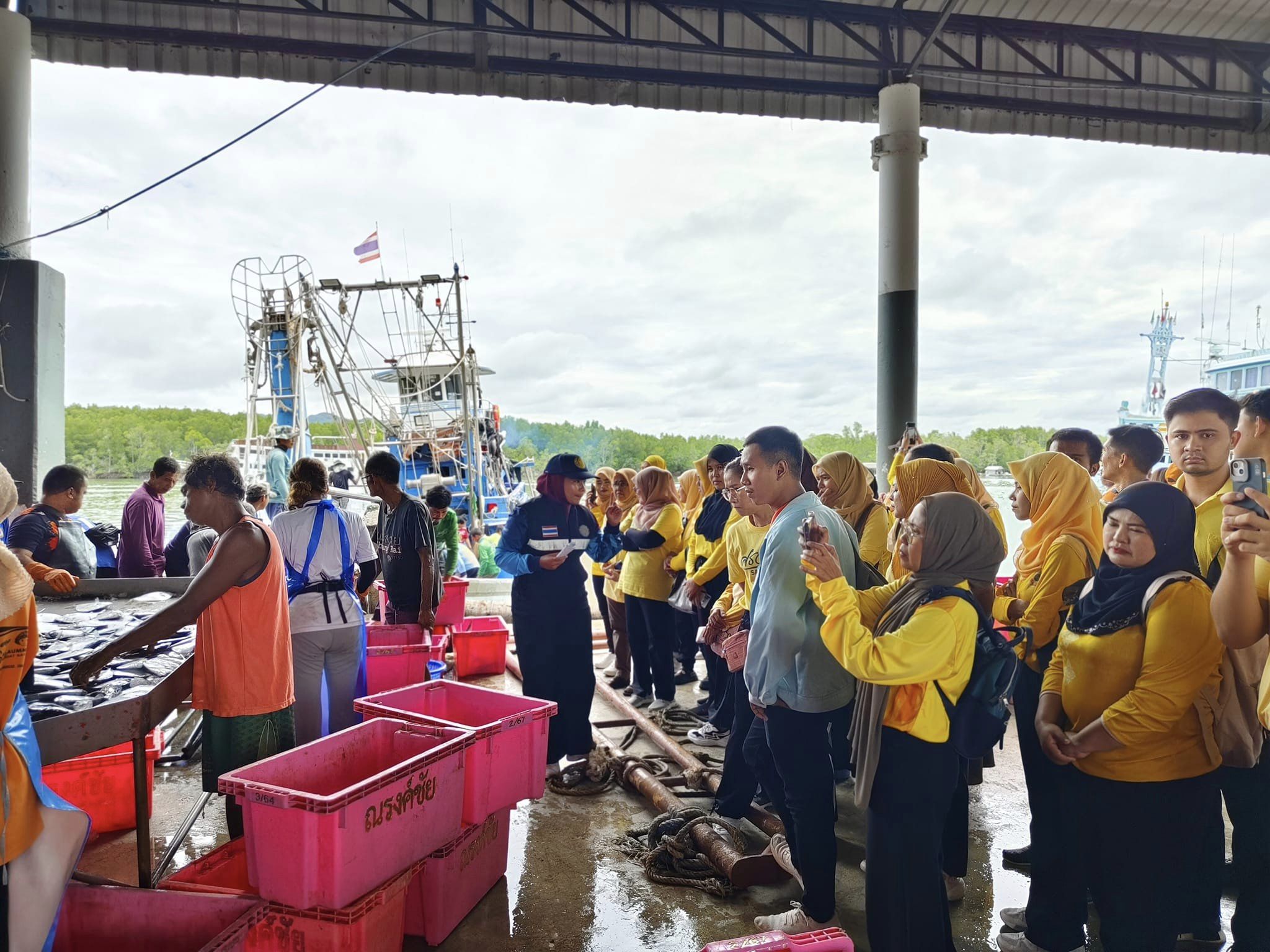 วันพฤหัสบดีที่ 11 กรกฎาคม 2567 : ศูนย์บริหารจัดการด่านตรวจประมงเขต 9 (สตูล) ได้มอบหมายให้ นางสาวรักศมี ขามพิทักษ์ ปฏิบัติหน้าที่หัวหน้าศูนย์ควบคุมการแจ้งเรือเข้าออกปากบารา ให้การต้อนรับและบรรยายการปฏิบัติงานให้กับคณะครูของสถานศึกษาในพื้นที่จังหวัดสตูล ที่เข้าร่วมโครงการ