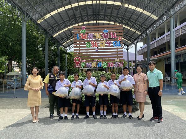 สำนักงานประมงพื้นที่กรุงเทพมหานคร ลงพื้นที่ส่งมอบปัจจัยการผลิตแก่โรงเรียนในโครงการส่งเสริมการดำเนินงานอันเนื่องมาจากพระราชดำริ ฯ
