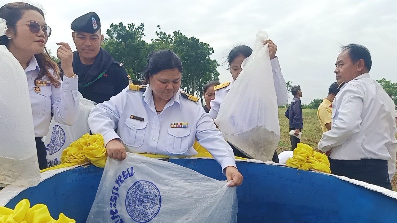กิจกรรมปล่อยพันธุ์สัตว์น้ำเฉลิมพระเกียรติ พระบาทสมเด็จ พระเจ้าอยู่หัวเนื่องในวันเฉลิมพระชนมพรรษา 6 รอบ