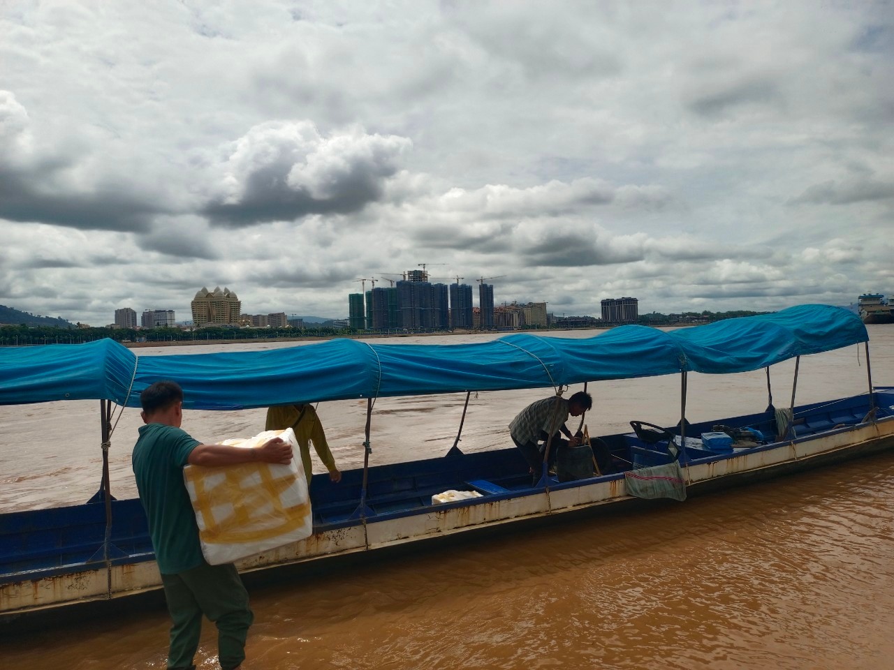 เจ้าหน้าที่ศูนย์บริหารจัดการด่านตรวจประมงเขต 1 (เชียงราย) ตรวจสอบสินค้าประมงส่งออกไปยังสาธารณรัฐประชาธิปไตยประชาชนลาว และสาธารณรัฐแห่งสหภาพเมียนมาร์..คลิก