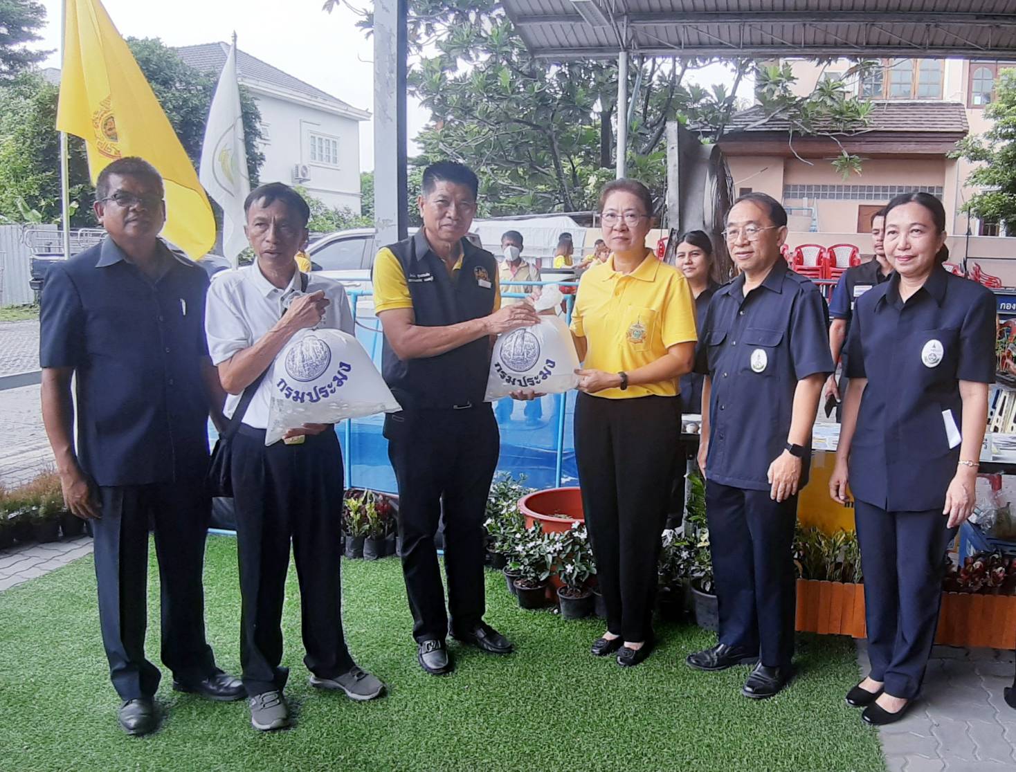 (อ.บางกรวย) โครงการคลินิกเกษตรเคลื่อนที่ในพระราชานุเคราะห์ สมเด็จพระบรมโอรสาธิราช ฯ สยามมกุฎราชกุมาร..คลิก