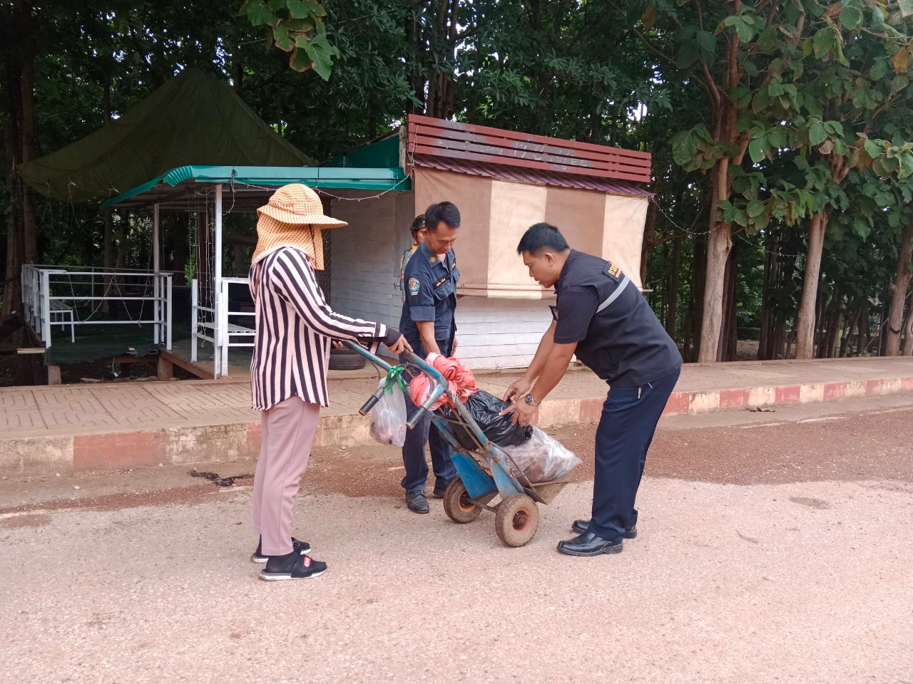 ตรวจสินค้าประมงที่นำเข้า ส่งออก ทางจุดผ่านแดนถาวรบ้านเขาดิน