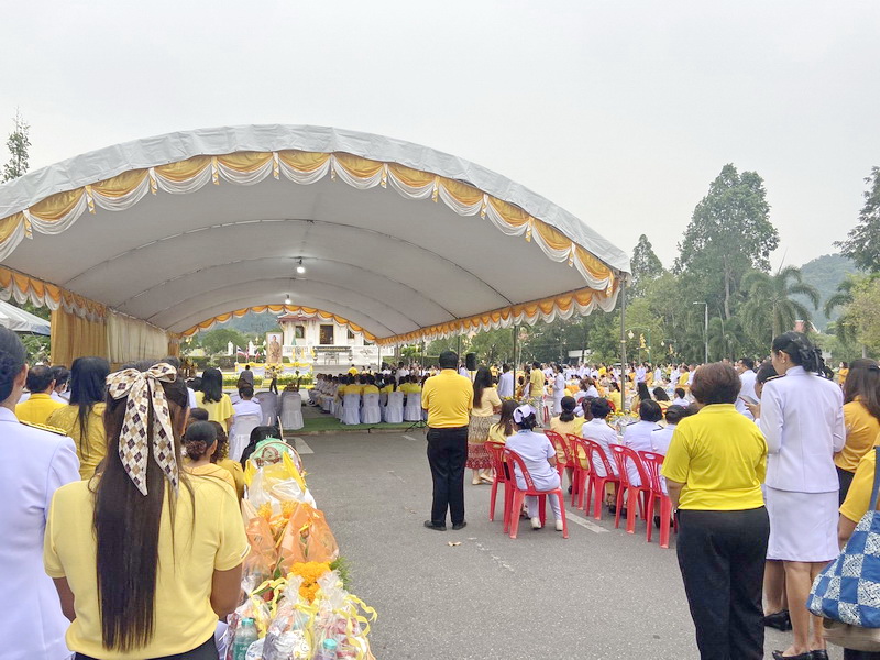 ร่วมพิธีทำบุญตักบาตร เนื่องในวันเฉลิมพระชนมพรรษา..คลิก