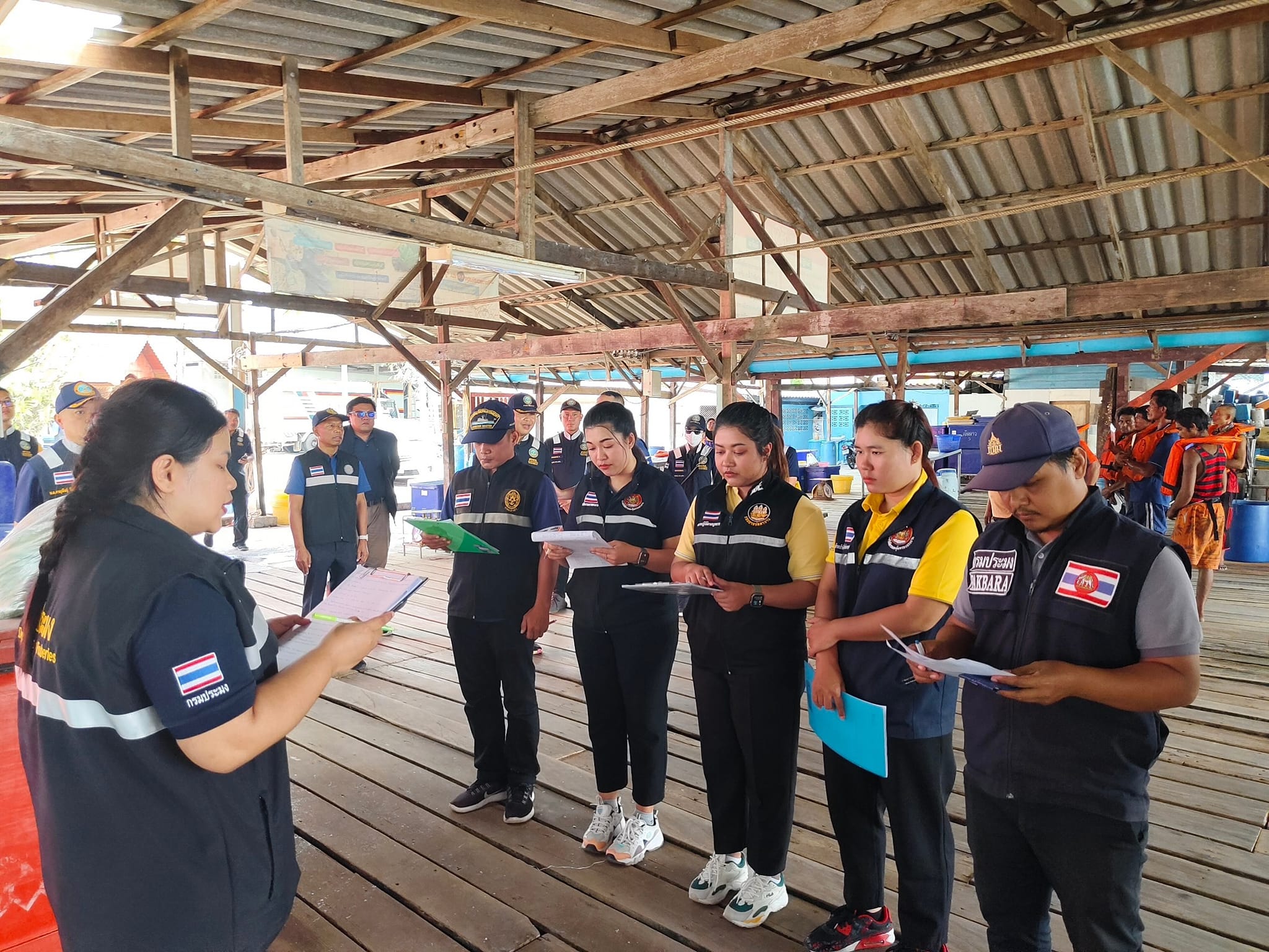 วันที่ 25 กรกฎาคม 2567 : นายธีระชัย ทิพย์ดวง ผู้อำนวยการศูนย์บริหารจัดการด่านตรวจประมงเขต 9 (สตูล) พร้อมด้วยนางสาวรักศมี ขามพิทักษ์ ปฏิบัติหน้าที่หัวหน้าศูนย์ฯ และเจ้าหน้าที่ชุดสหวิชาชีพตรวจเรือประมง ประจำศูนย์ควบคุมการแจ้งเรือเข้าออกปากบารา ได้ให้การต้อนรับ และรับการตรวจประเมินจาก ชุดตรวจสอบและประเมินผลการปฏิบัติของเจ้าหน้าที่ประจำศูนย์ควบคุมการแจ้งเรือเข้าออก (Flying Inspection Team : FIT)