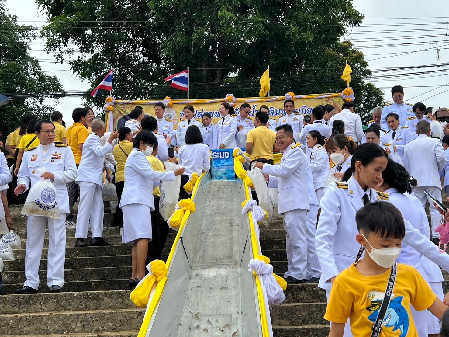 ศูนย์ฯ อ่างทอง ร่วมพิธีเจริญพระพุทธมนต์และพิธีทำบุญตักบาตรถวายเป็นพระราชกุศลแด่พระบาทสมเด็จพระเจ้าอยู่หัว และร่วมพิธีปล่อยพันธุ์สัตว์น้ำ เนื่องในโอกาสพระราชพิธีมหามงคลเฉลิมพระชนมพรรษา 6 รอบ 28 กรกฎาคม 2567..คลิก
