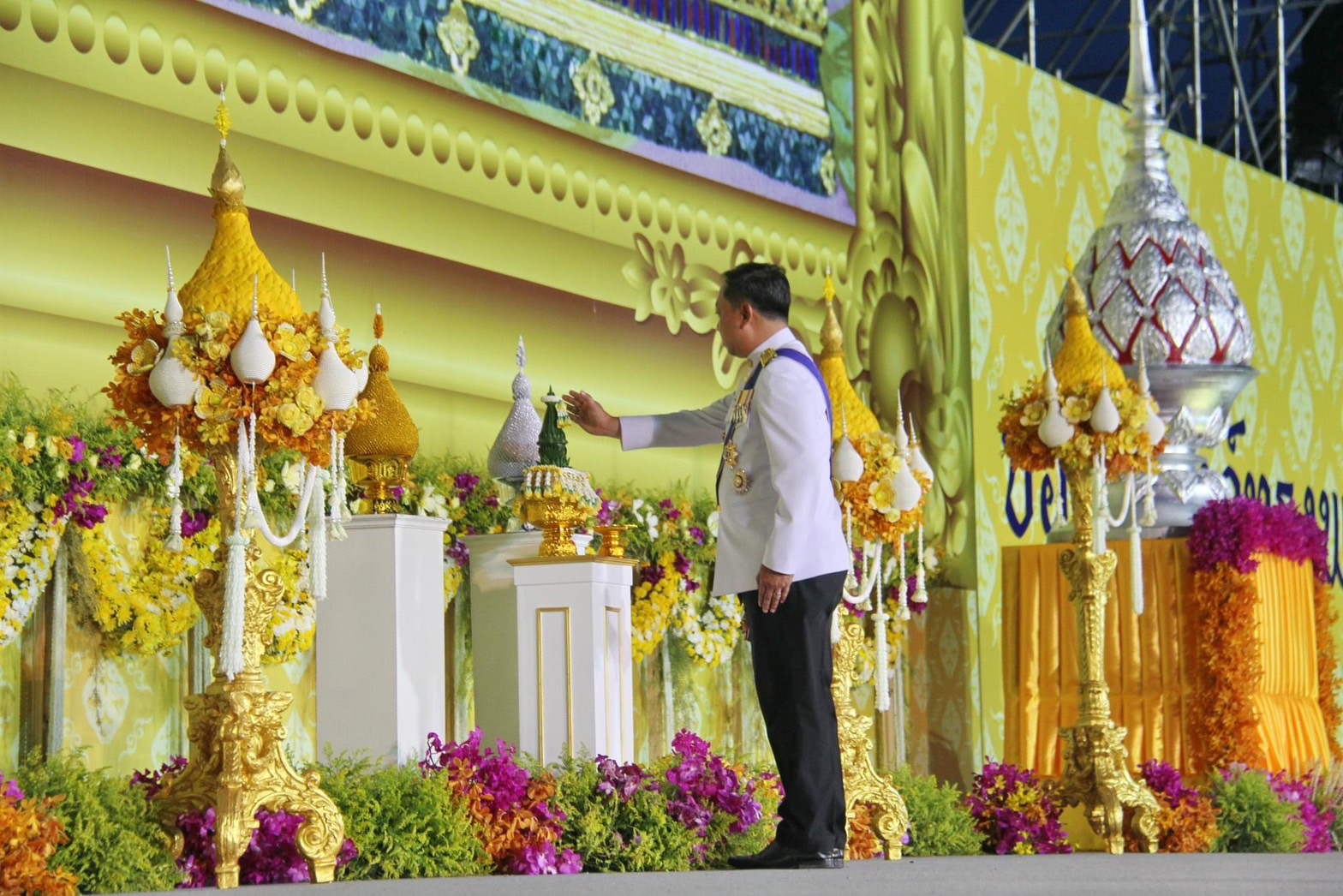 วันจันทร์ที่ 29 กรกฎาคม พ.ศ. 2567 เวลา 19.00 น. โดยนายสุชาติ ผึ่งฉิมพลี ผู้อำนวยการศูนย์วิจัยและพัฒนาการเพาะเลี้ยงสัตว์น้ำจืดอุทัยธานี เข้าร่วมงานสโมสรสันนิบาตเฉลิมพระเกียรติพระบาทสมเด็จพระเจ้าอยู่หัวเนื่องในโอกาสพระราชพิธีมหามงคลเฉลิมพระชนมพรรษา 6 รอบ 28 กรกฎาคม 2567 จังหวัดอุทัยธานี ณ สนามกีฬากลางจังหวัดอุทัยธานี อำเภอเมือง จังหวัดอุทัยธานี เพื่อน้อมรำลึกในพระมหากรุณาธิคุณของพระบาทสมเด็จพระปรเมนทรรามาธิบดีศรีสินทรมหาวชิราลงกรณ์ พระวชริรเกล้าเจ้าอยู่หัว และเป็นการแสดงออกถึงความจงรักภักดีความสนานฉันท์สามัคคี..คลิก