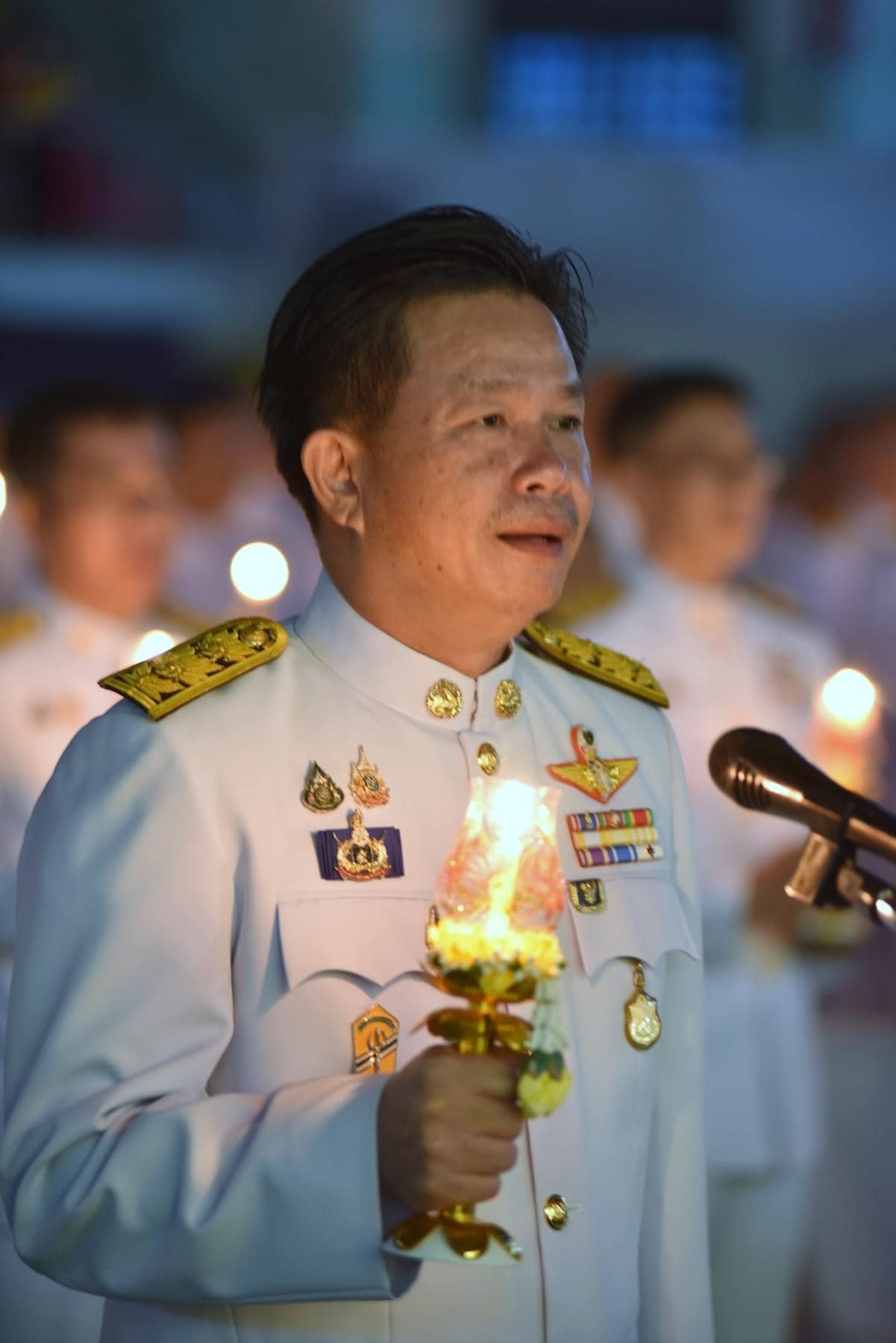 ข้าร่วมพิธีถวายเครื่องราชสักการะและวางพานพุ่ม และพิธีจุดเทียนถวายพระพรชัยมงคล