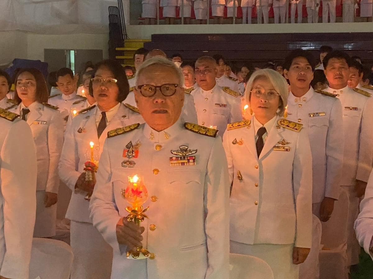 ข้าร่วมพิธีถวายเครื่องราชสักการะและวางพานพุ่ม และพิธีจุดเทียนถวายพระพรชัยมงคล..คลิก