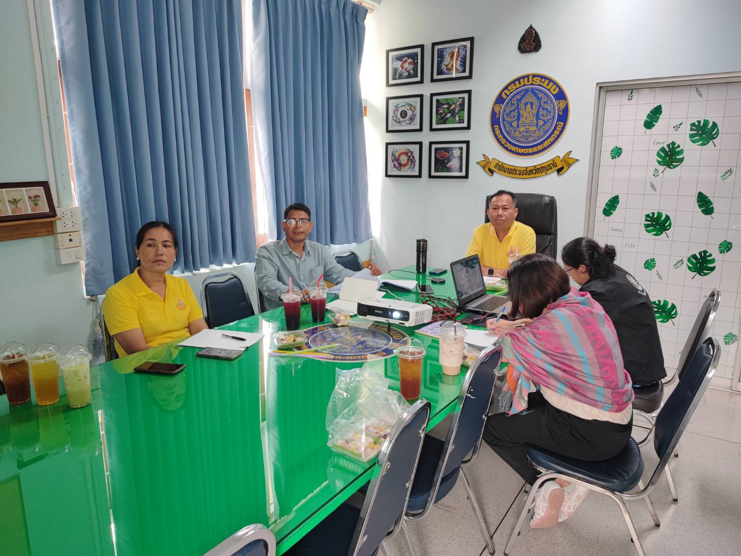 วันที่ 31 กรกฎาคม 2567 สำนักงานประมงจังหวัดปทุมธานี จัดประชุมคณะกรรมการขับเคลื่อนนโยบายของกรมประมง จังหวัดปทุมธานี ครั้งที่ 7/2567 ประจำเดือนกรกฎาคม 2567 โดยมี นายพัฒนพงศ์ ชูแสง ประมงจังหวัดปทุมธานี เป็นประธานการประชุม พร้อมด้วย นายรวีร์ ฤทธิชัย ผอ.ศูนย์ป้องกันและปราบปรามประมงน้ำจืดพระนครศรีอยุธยา  นายวิไชย ไชยแก้ว ศูนย์วิจัยและพัฒนาการเพาะเลี้ยงสัตว์น้ำจืดปทุมธานี  นายสมบูรณ์ สุนทรโชติ  ศูนย์วิจัยและพัฒนาพันธุกรรมสัตว์น้ำปทุมธานี  นางสาวศรัญญา ขันกำเหนิด ศูนย์วิจัยและพัฒนาการเพาะเลี้ยงสัตว์น้ำชายฝั่งสมุทรสงคราม เข้าร่วมประชุม เพื่อรับทราบรายงานผลการดำเนินงานที่บูรณาการร่วมกัน  พร้อมทั้งหารือการเฝ้าระวังการแพร่กระจายของปลาหมอคางดำ และพิจารณาอนุมัติแผนการดำเนินงานขององค์กรชุมชนผู้ทำการประมง คลองบ้านพร้าว ตำบลเชียงรากใหญ่ อำเภอสามโคก จังหวัดปทุมธานี ที่เข้า่รวมโครงการสร้างความเข้มแข็งกลุ่มการผลิตด้านประมง (กิจกรรมสร้างความเข้มแข็งกลุ่มการผลิตด้านประมง) ประจำปีงบประมาณ 2568  และวางแผนขับเคลื่อนงานตามนโยบายในเดือนสิงหาคม 2567 ณ ห้องประชุม สำนักงานประมงจังหวัดปทุมธานี ผ่านระบบ Zoom Meeting..คลิก