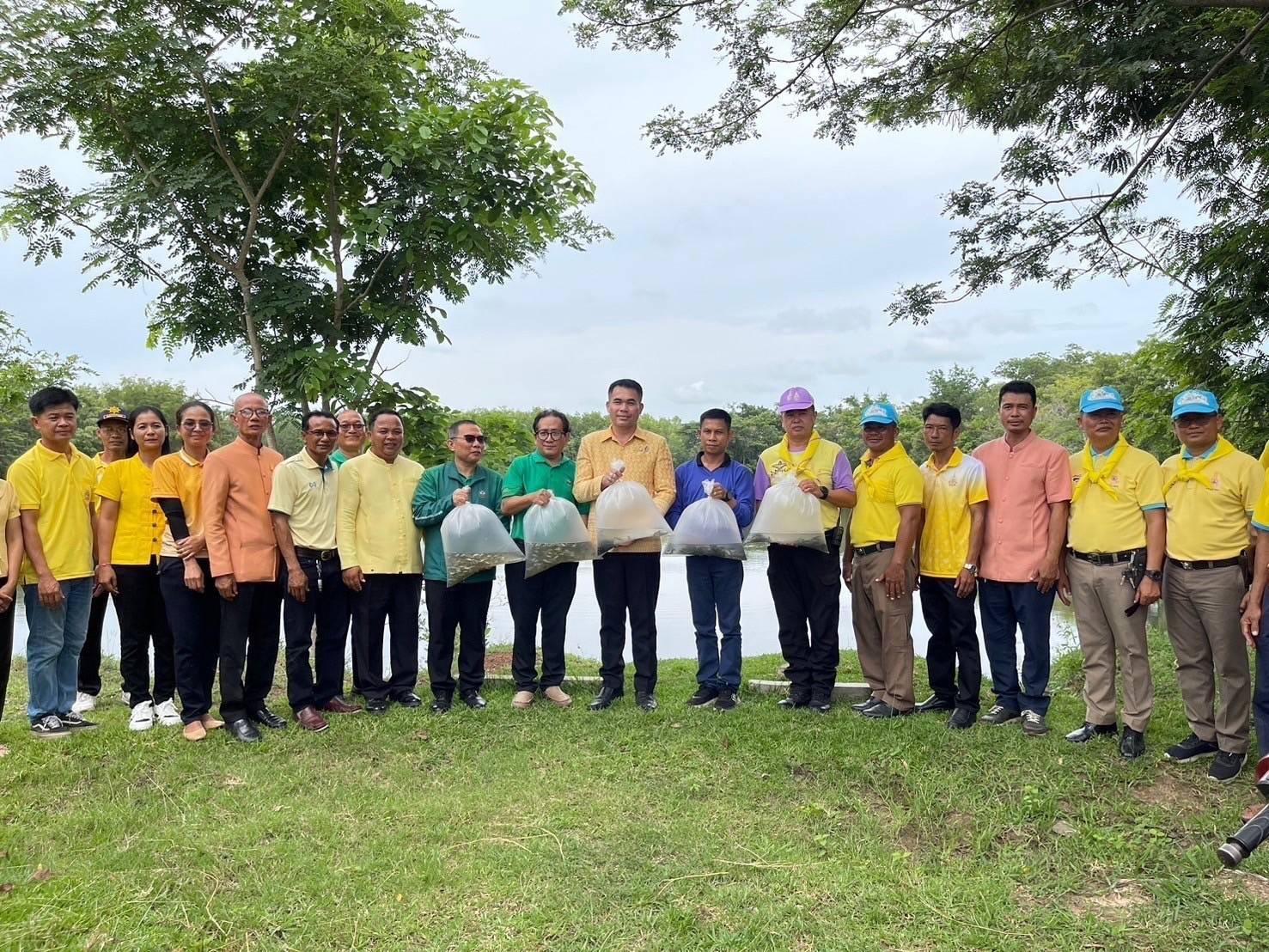 ร่วมกับองค์ชุมชนประมงท้องถิ่นกลุ่มเพาะเลี้ยงปลาบ้านโพนปลัด อำเภอไพรบึง เพื่อให้ความรู้ด้านการเลี้ยงสัตว์น้ำเบื้องต้น และมอบปัจจัยการผลิตพันธุ์สัตว์น้ำ..คลิก
