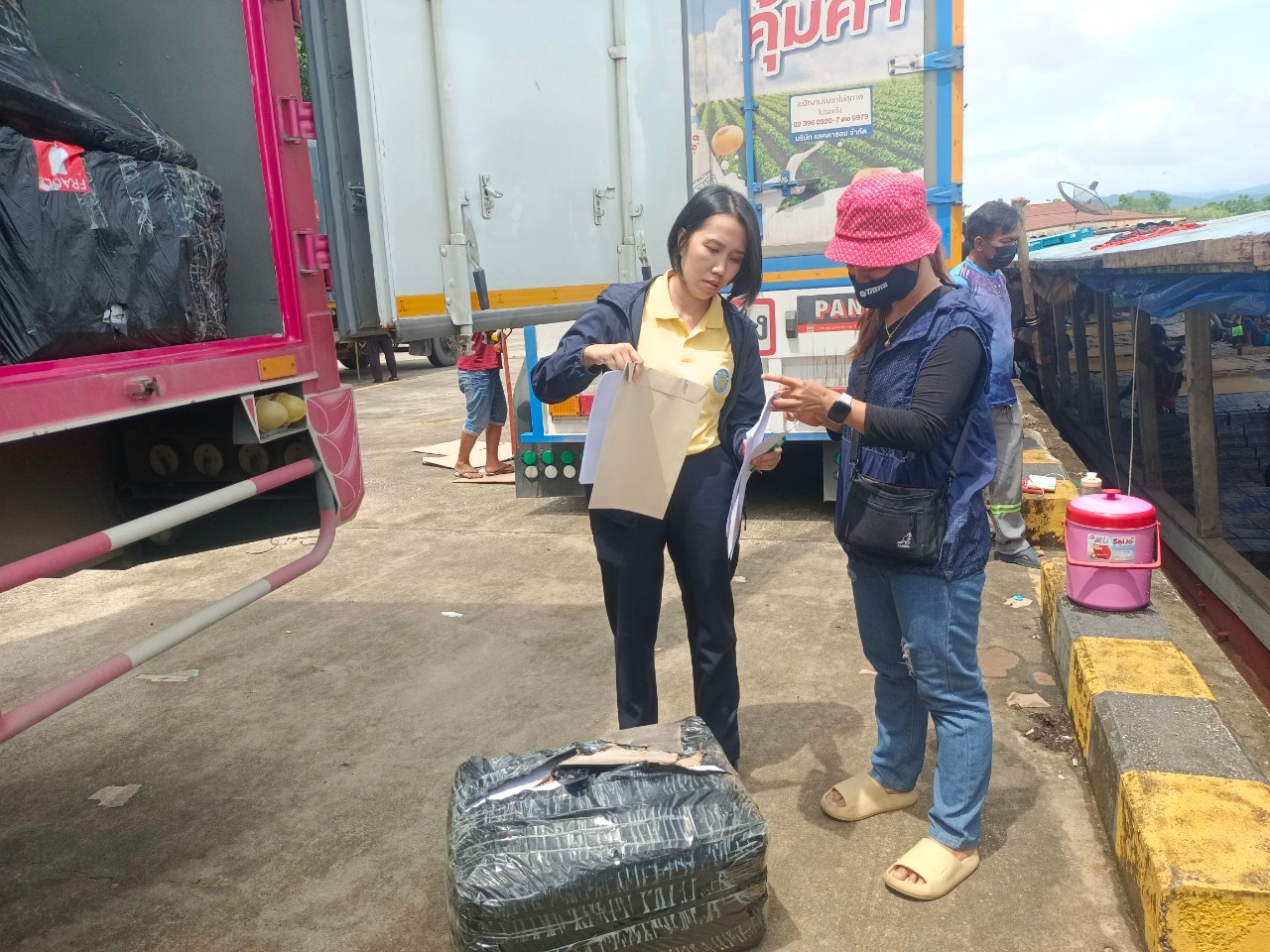 เจ้าหน้าที่ศูนย์บริหารจัดการด่านตรวจประมงเขต 1 (เชียงราย) ตรวจสอบสินค้าประมงส่งออกไปยังสาธารณรัฐประชาธิปไตยประชาชนลาว..คลิก