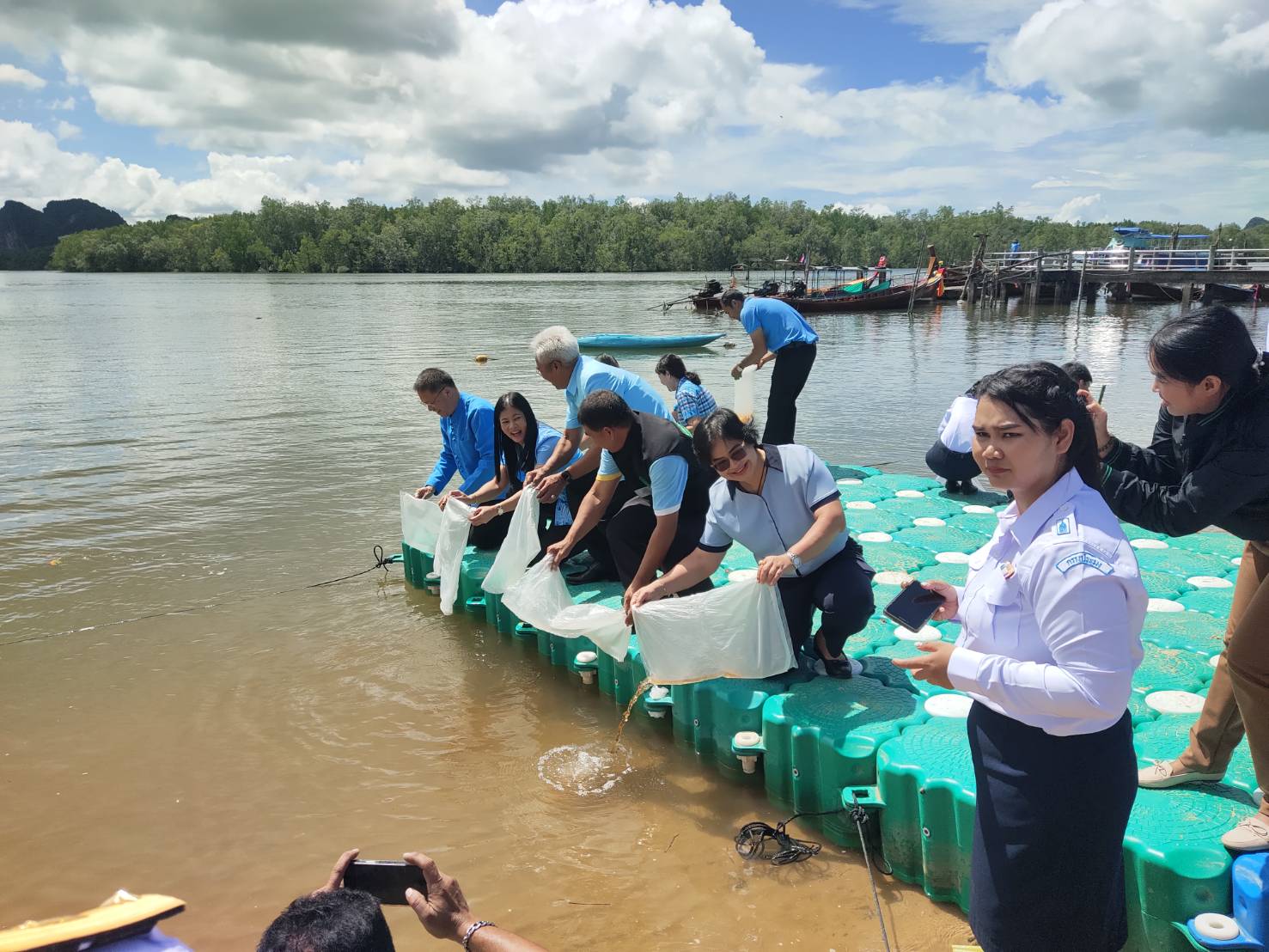 ปล่อยพันธุ์สัตว์น้ำเนื่องในวันเฉลิมพระชนมพรรษาสมเด็จพระบรมราชชนนีพันปีหลวง เพื่อเป็นการเฉลิมพระเกียรติ และถวายเป็นพระราชกุศล รวมทั้งเป็นการอนุรักษ์ทรัพยากร และเพิ่มพูปริมาณสัตว์น้ำในแหล่งน้ำให้อุดมสมบูรณ์มากขึ้น
