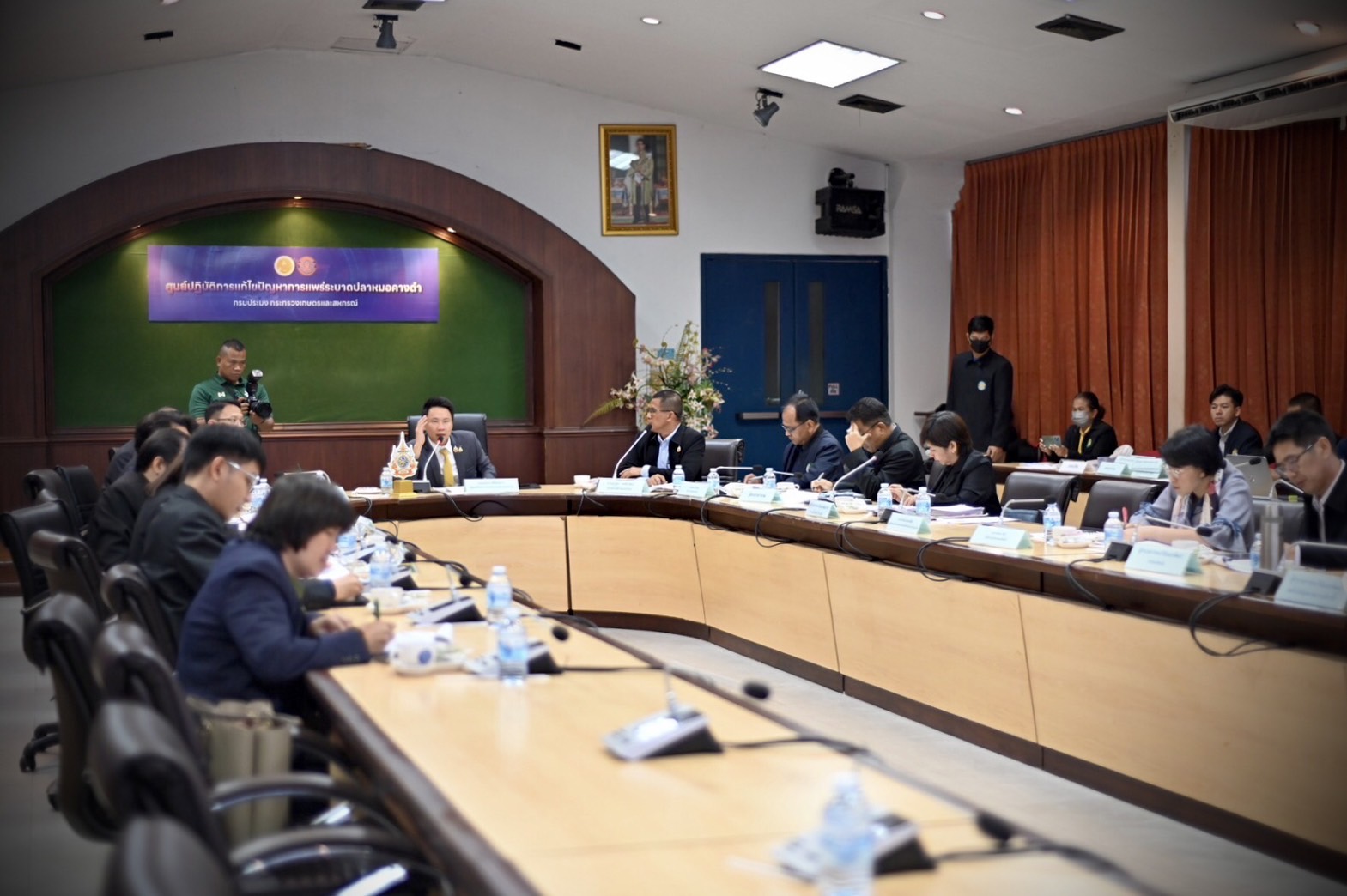 รมช.กษ. ประชุมติดตามความก้าวหน้าการแก้ไขปัญหาการแพร่ระบาดของปลาหมอคางดำ..คลิก