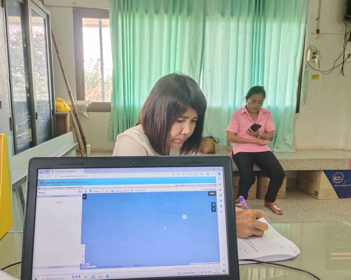 ประมงอำเภอศรีเมืองใหม่ ปฏิบัติหน้าที่ให้บริการเกษตรกรที่เดินทางมายื่นแบบคำขอขึ้นทะเบียนเกษตรกรผู้เพาะเลี้ยงสัตว์น้ำ ทบ.1-1 ณ อาคารที่ว่าการอำเภอศรีเมืองใหม่ จังหวัดอุบลราชธานี..คลิก