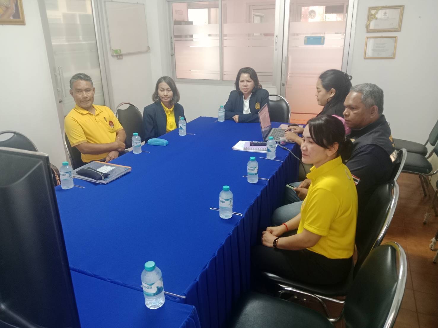วันพฤหัสบดี ที่ 8 สิงหาคม 2567 : นายธีระชัย ทิพย์ดวง ผู้อำนวยการศูนย์บริหารจัดการด่านตรวจประมงเขต 9 (สตูล) มอบหมายให้นางสาวรศิกาญจน์ ศรีประเสริฐ นักวิชาการประมงปฎิบัติการ ปฎิบัติหน้าที่ หัวหน้าศูนย์แจ้งเข้าออกเรือประมงสตูล ให้การต้อนรับ นางธนพร สุวรรณโณ ผู้ตรวจราชการกรมสวัสดิการและคุ้มครองแรงงาน และคณะ ในโอกาสลงพื้นที่ตรวจเยี่ยมศูนย์ควบคุมการแจ้งเรือเข้าออกประมงสตูล (PIPO)..คลิก
