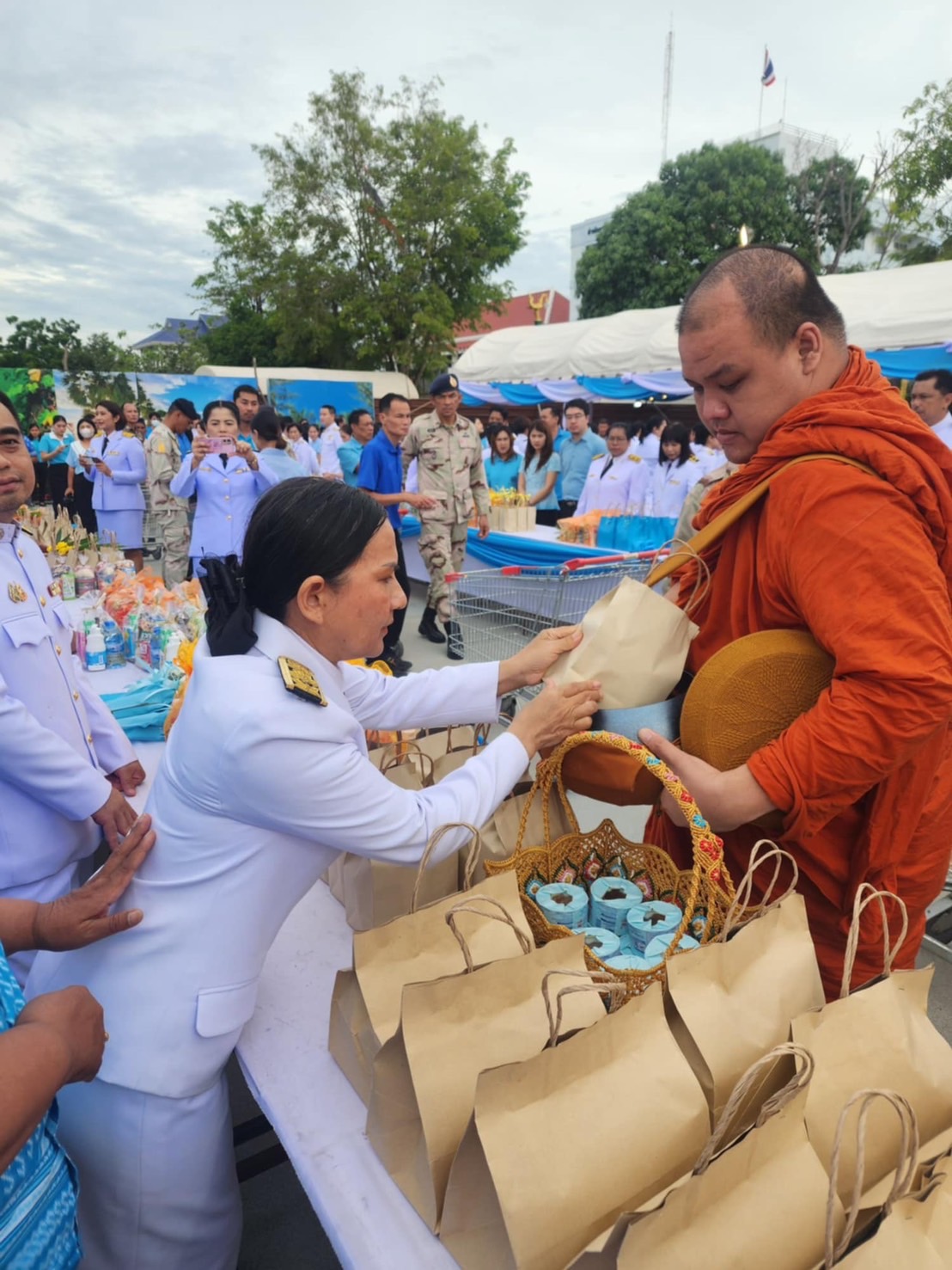 เข้าร่วมพิธีเจริญพระพุทธมนต์และทำบุญตักบาตรถวายพระราชกุศล พระสงฆ์และสามเณรจำนวน ๙๓ รูป เพื่อเฉลิมพระเกียรติสมเด็จพระนางเจ้าสิริกิติ์ พระบรมราชินีนาถ พระบรมราชชนนีพันปีหลวง..คลิก