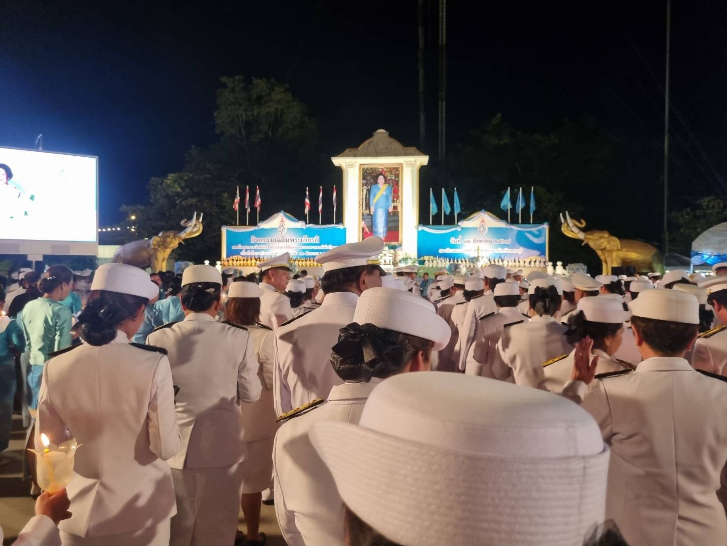 เข้าร่วมพิธีถวายเครื่องราชสักการะและวางพานพุ่ม และพิธีจุดเทียนถวายพระพรชัยมงคล เพื่อเฉลิมพระเกียรติสมเด็จพระนางเจ้าสิริกิติ์ พระบรมราชินีนาถ พระบรมราชชนนีพันปีหลวง..คลิก