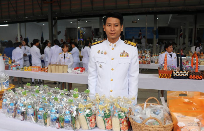 พิธีเจริญพระพุทธมนต์และทำบุญตักบาตรถวายพระราชกุศล ณ ศาลาการเปรียญ วัดโค้งสนามเป้า ตำบลท่าช้าง อำเภอเมืองจันทบุรี จังหวัดจันทบุรี..คลิก