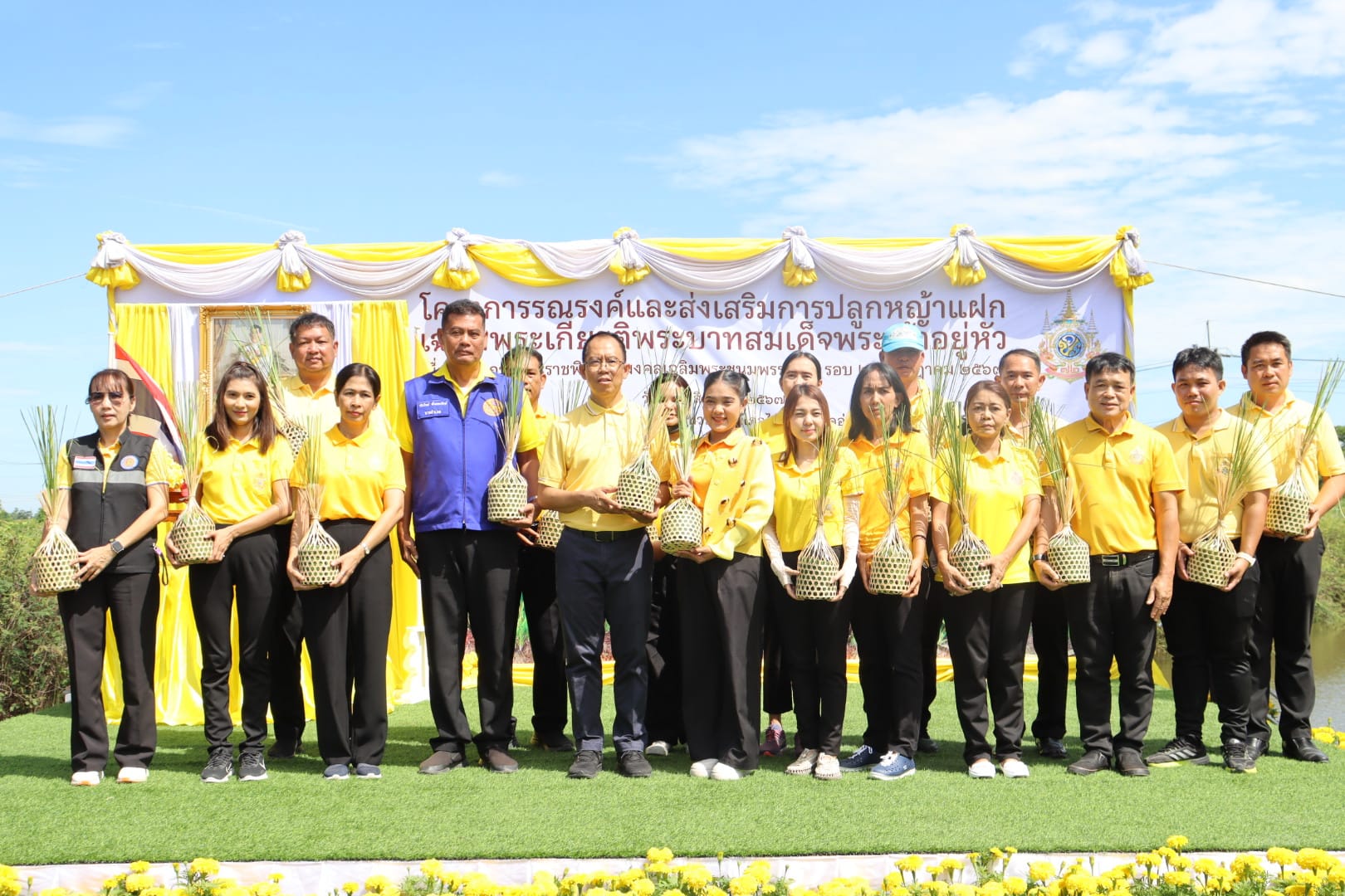 โครงการรณรงค์และส่งเสริมการปลูกหญ้าแฝก..คลิก