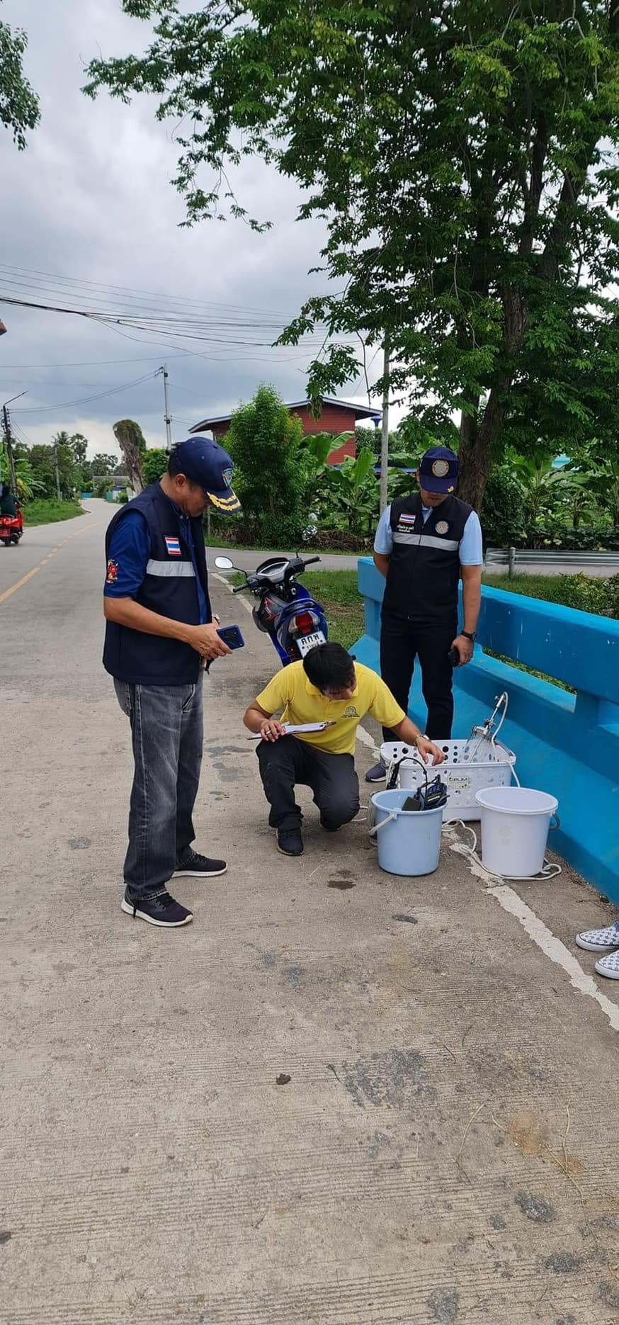 ลงพื้นที่ตรวจสอบกรณีพบปลาตายจำนวนมากในคลองสามเรือน