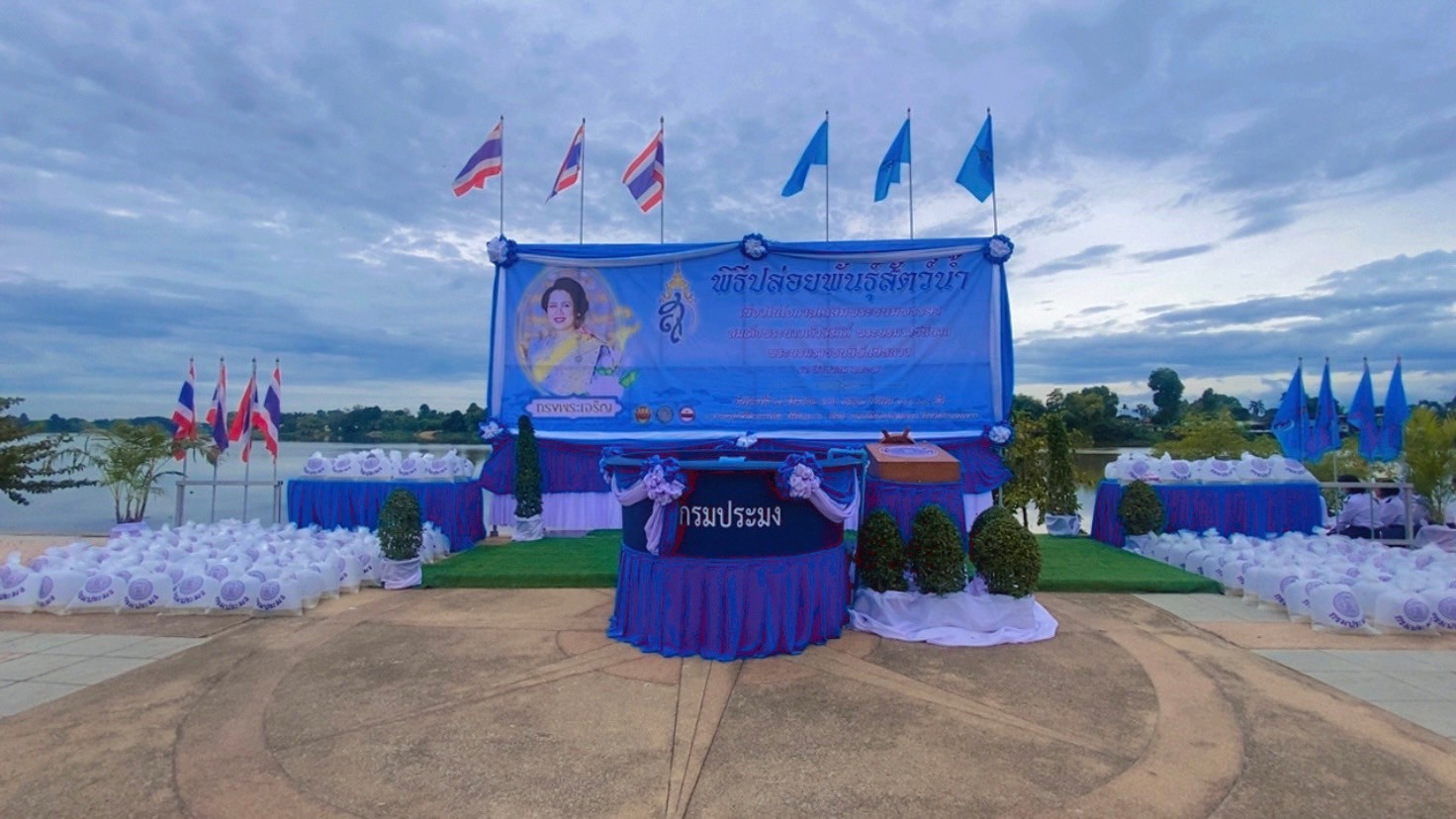 พิธีทำบุญตักบาตร และปล่อยพันธุ์สัตว์น้ำ ถวายพระราชกุศล สมเด็จพระนางเจ้าสิริกิติ์ พระบรมราชินีนาถ พระบรมราชชนนีพันปีหลวง เนื่องในโอกาสวันเฉลิมพระชนมพรรษา 12 สิงหาคม 2567 วันแม่แห่งชาติ..คลิก