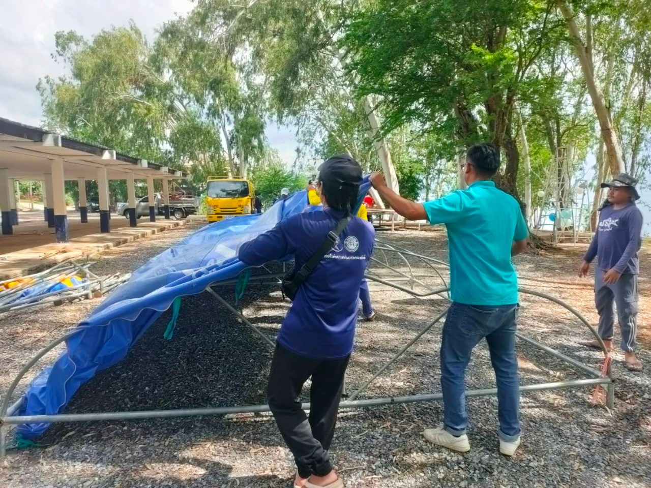 เตรียมสถานที่ในการจัดกิจกรรม “พิธีมอบงบประมาณสนับสนุนก่อสร้างโรงเพาะฟักกุ้งก้ามกราม เพื่อเป็นศูนย์เรียนรู้และสร้างอาชีพกุ้งก้ามกราม และโครงการเพิ่มผลผลิตกุ้งก้ามกรามในอ่างเก็บน้ำเขื่อนอุบลรัตน์” ในวันที่ 9 สิงหาคม 2567