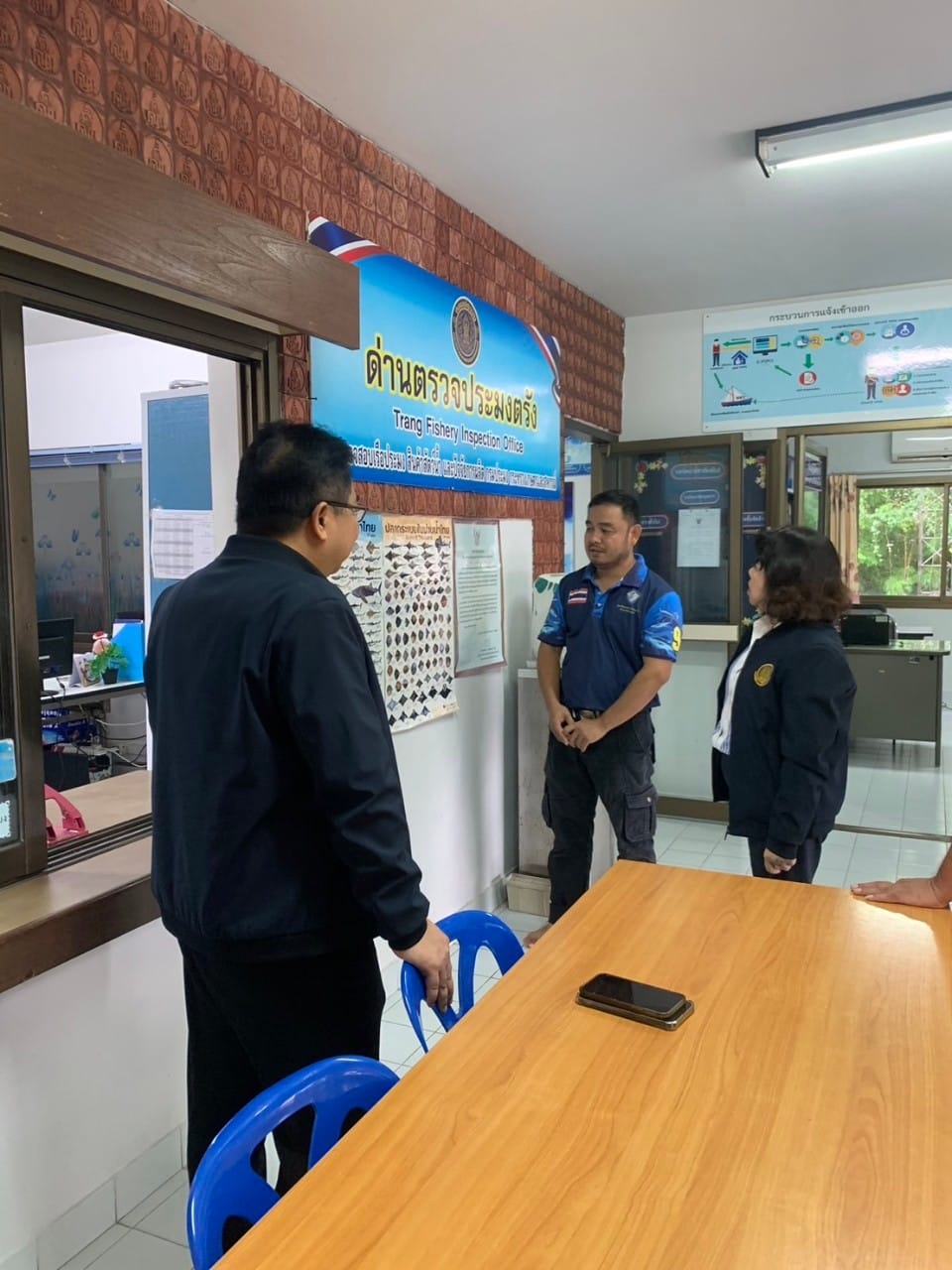 ผู้ตรวจราชการกรมสวัสดิการและคุ้มครองแรงงาน ตรวจเยี่ยมให้กำลังใจแก่เจ้าหน้าที่ชุดสหวิชาชีพฯ ที่ปฏิบัติหน้าที่ศูนย์ PIPO ตรัง..คลิก