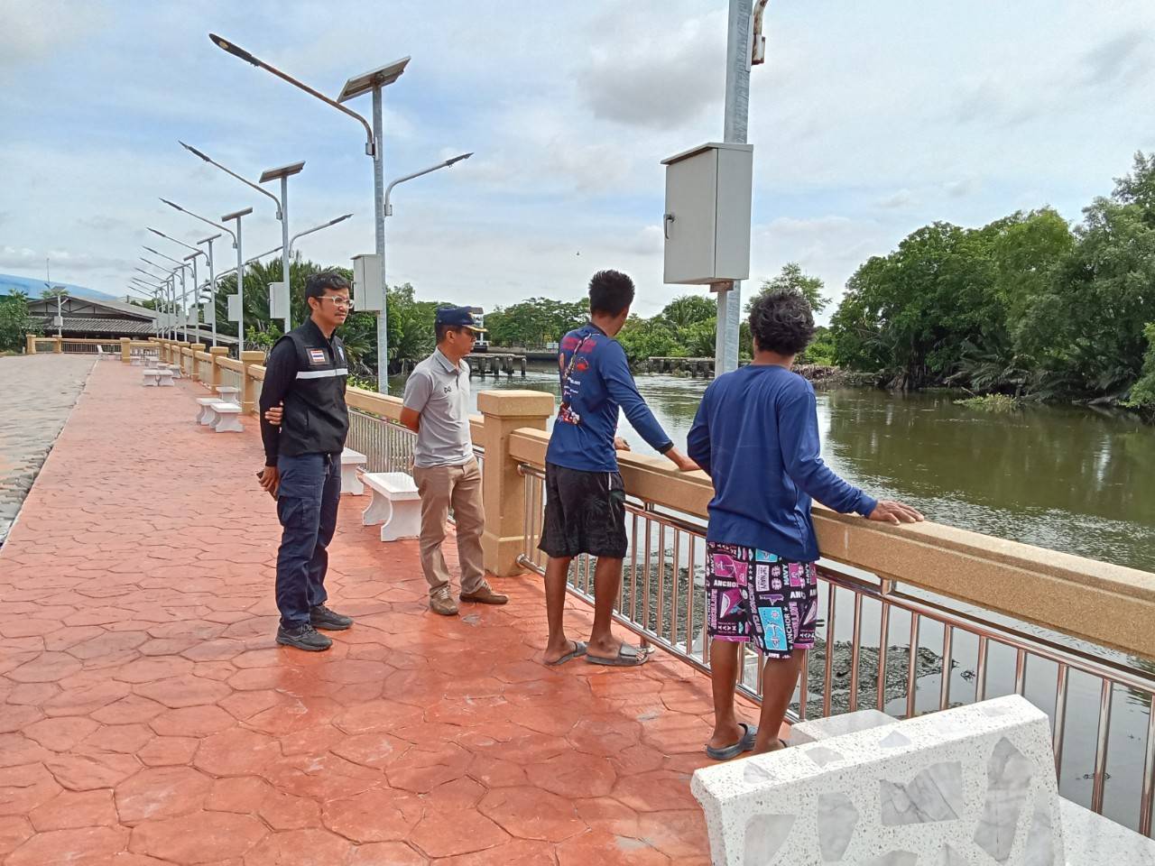ร่วมกับสำนักงานประมงจังหวัดสมุทรสาคร  ลงสำรวจพื้นที่เพื่อเตรียมจัดกิจกรรม “ลงแขก-ลงคลองจับปลาหมอคางดำ”..คลิก