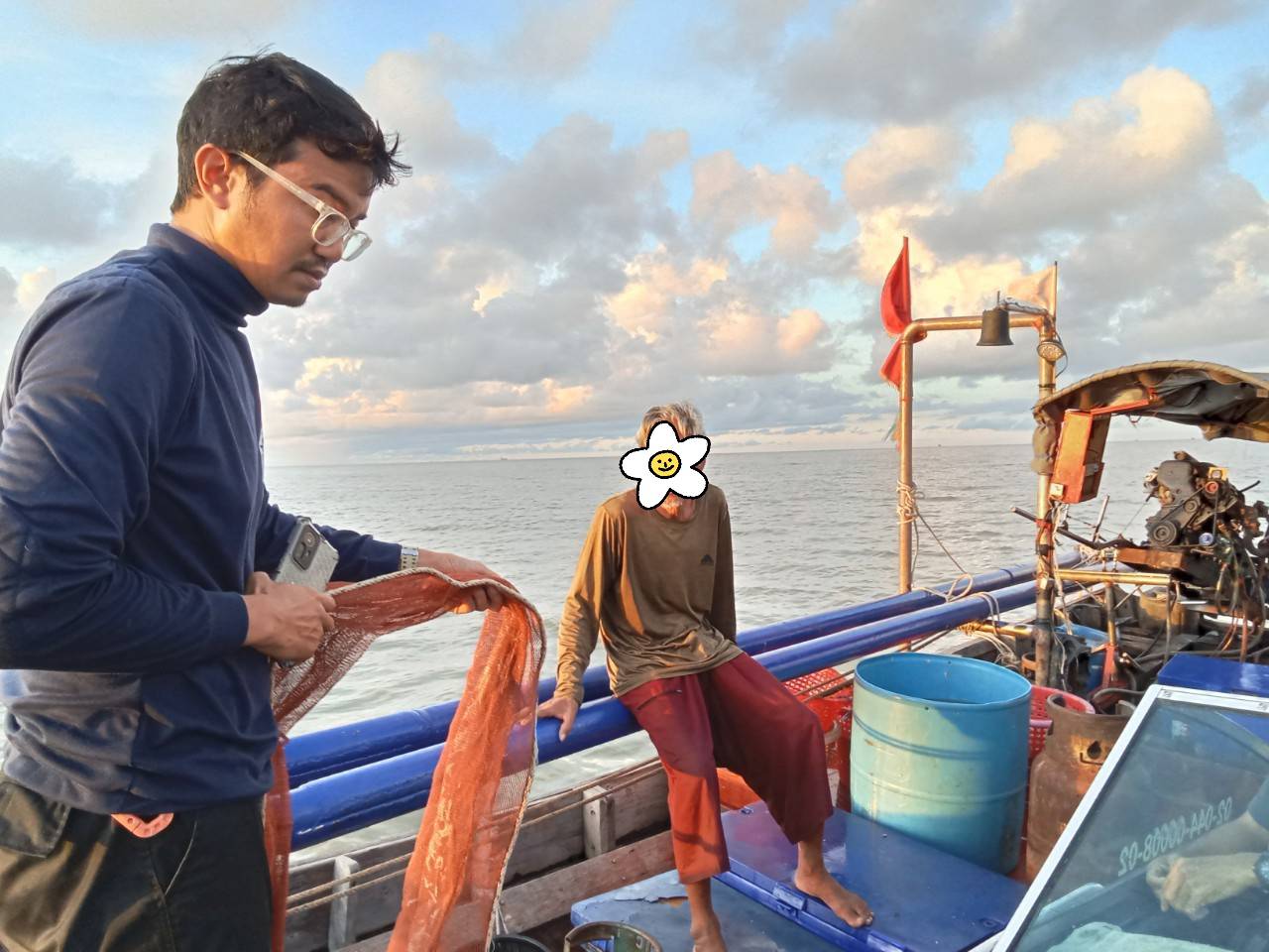 จับกุมเรือประมงผิดกฎหมาย  เป็นเรือประมงไม่ทราบชื่อจำนวน 1 ลำ ผู้ต้องหา 1 คน โดยใช้เครื่องมืออวนรุนปลา..คลิก