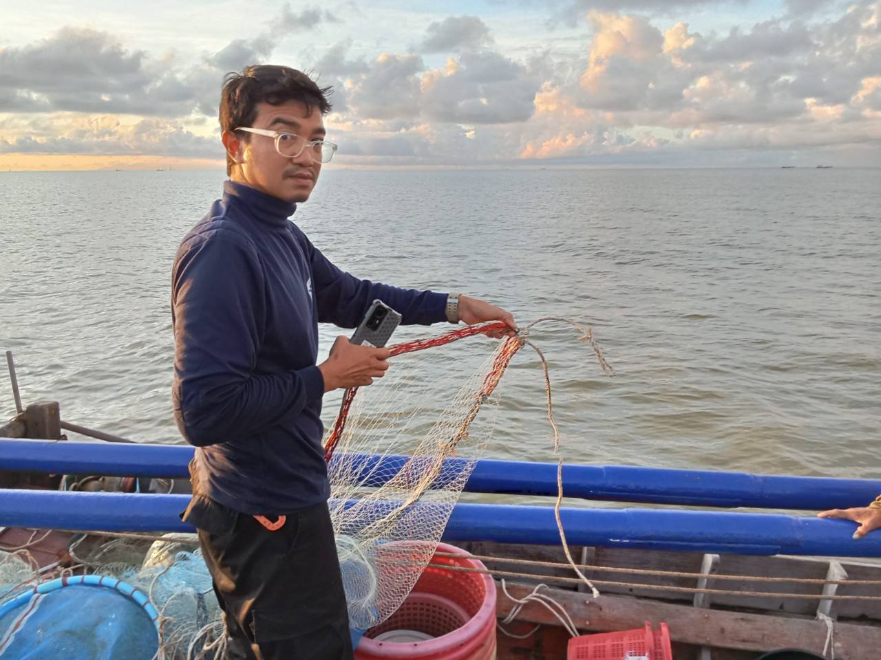 จับกุมเรือประมงผิดกฎหมาย  เป็นเรือประมงไม่ทราบชื่อจำนวน 1 ลำ ผู้ต้องหา 1 คน โดยใช้เครื่องมืออวนรุนปลา