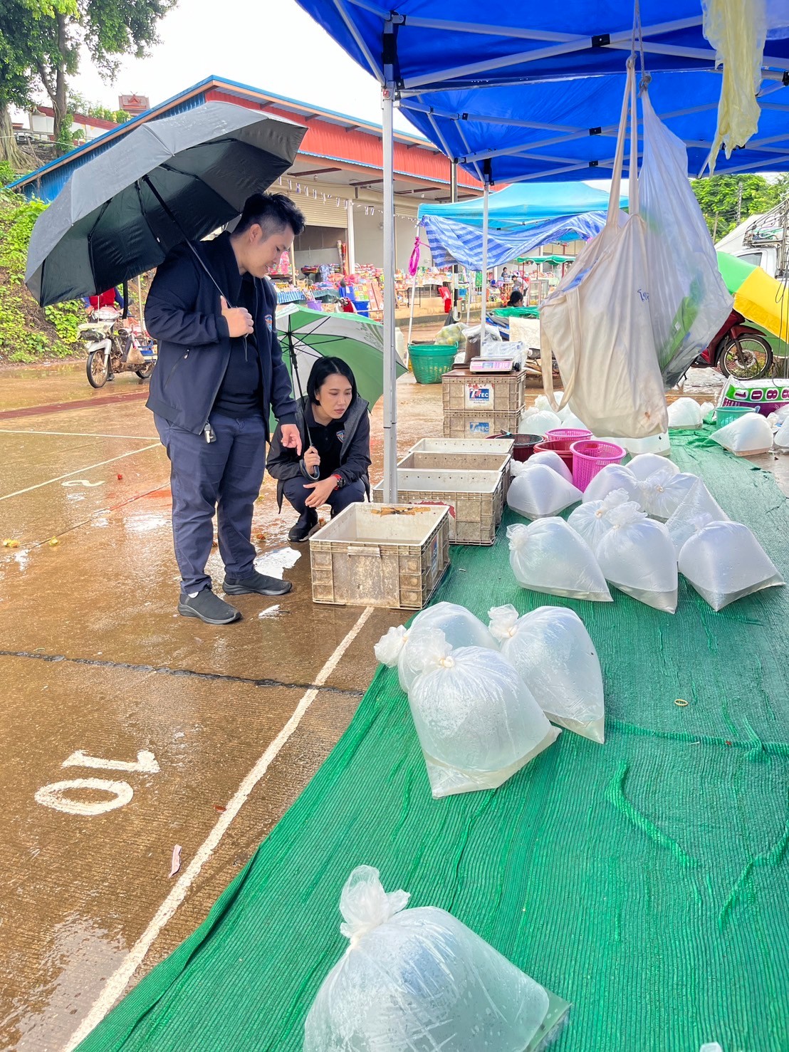 เจ้าหน้าที่ศูนย์บริหารจัดการด่านตรวจประมง เขต 1 (เชียงราย) ตรวจสอบสินค้าสัตว์น้ำส่งออกไปยังสาธารณรัฐประชาธิปไตยประชาชนลาว..คลิก