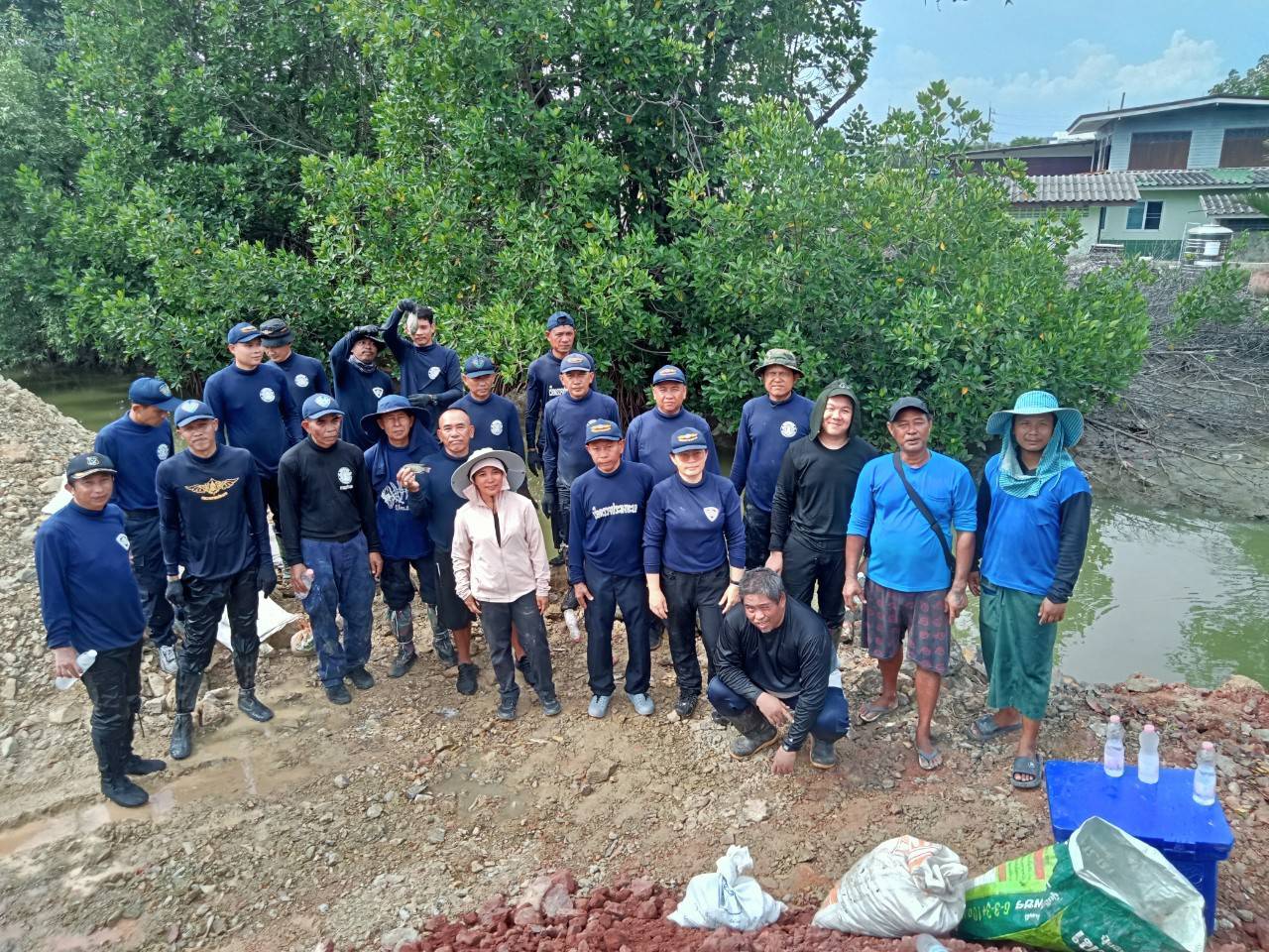 ร่วมกับสำนักงานประมงพื้นที่กรุงเทพมหานคร  เข้าร่วมกิจกรรม “ลงแขก-ลงคลองจับปลาหมอคางดำ” ในโครงการป้องกันการแพร่ระบาดของปลาหมอคางดำในพื้นที่ 16 จังหวัด